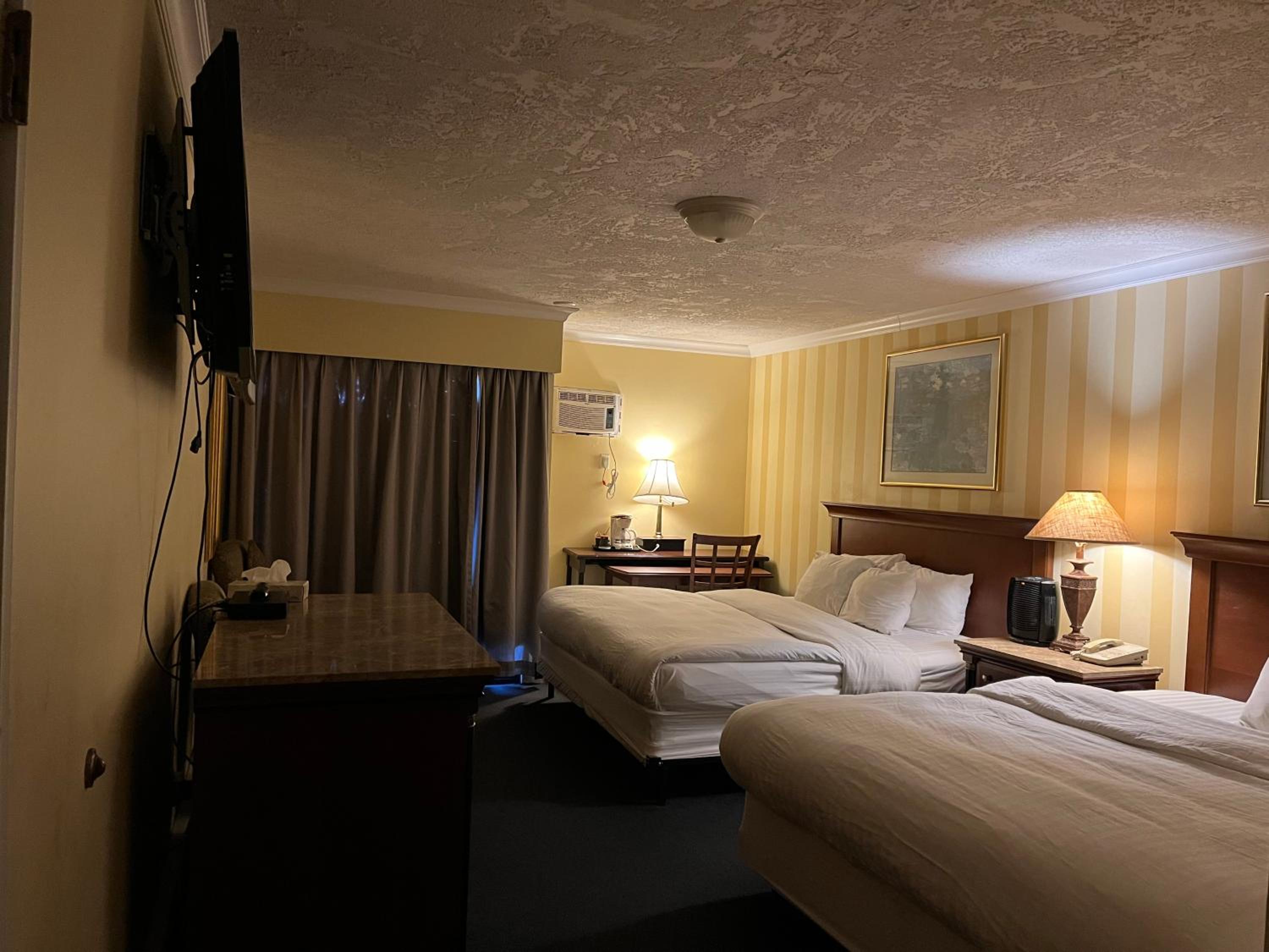 King Room with Two King Beds - Photo 3