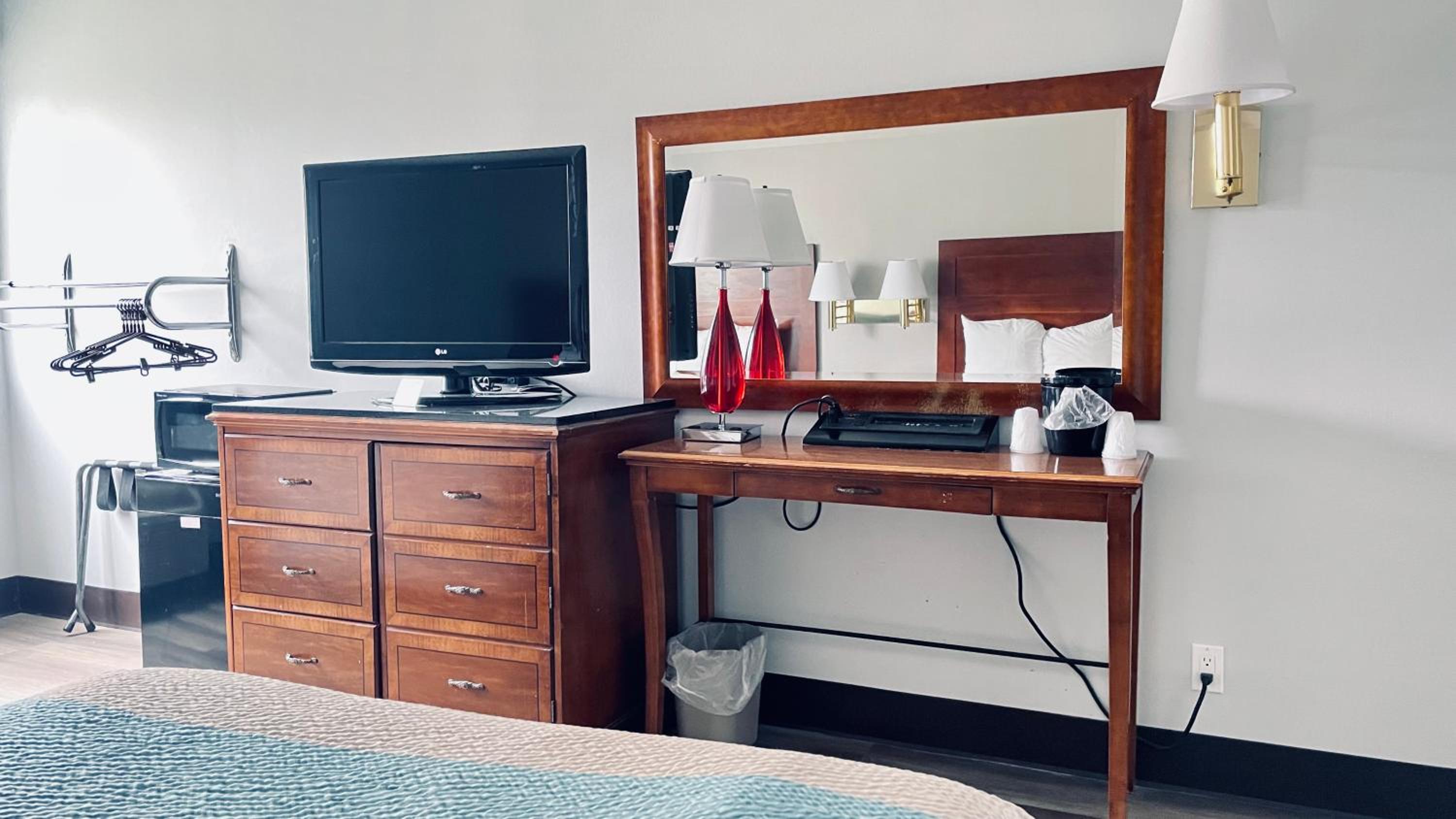 Quadruple Room - Disability Access - Non-Smoking - Photo 7