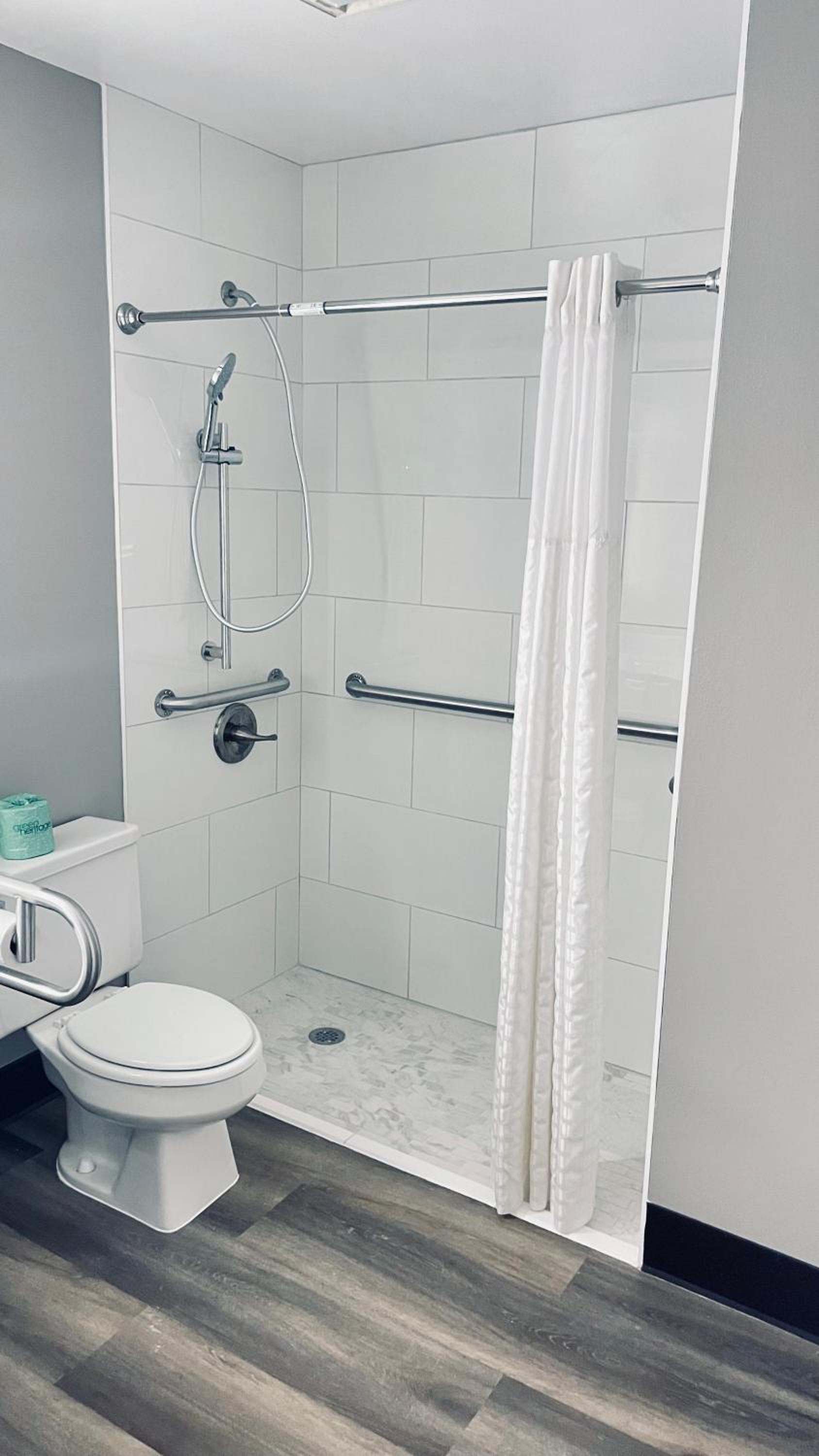 Quadruple Room - Disability Access - Non-Smoking - Photo 9