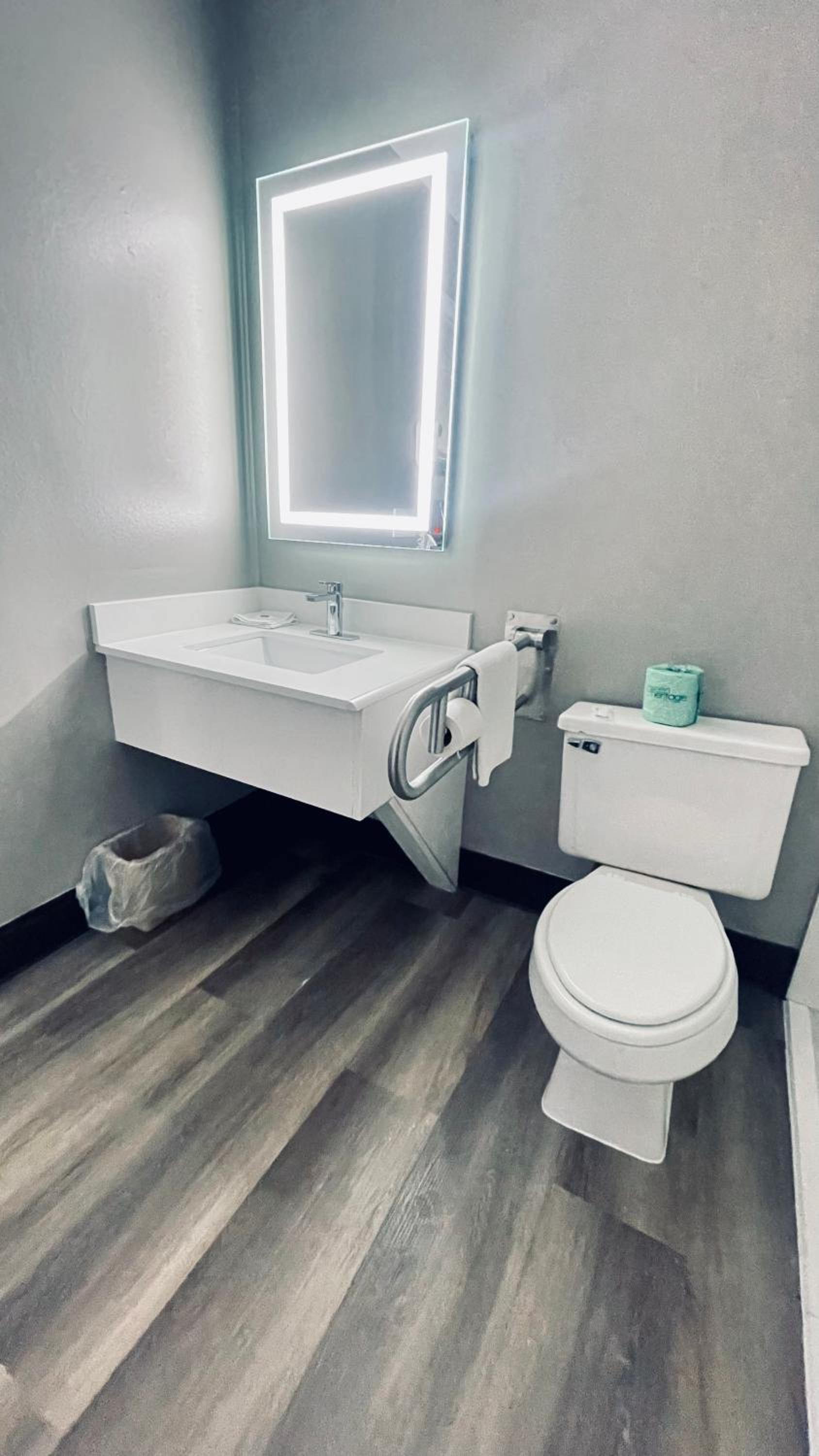 Quadruple Room - Disability Access - Non-Smoking - Photo 6