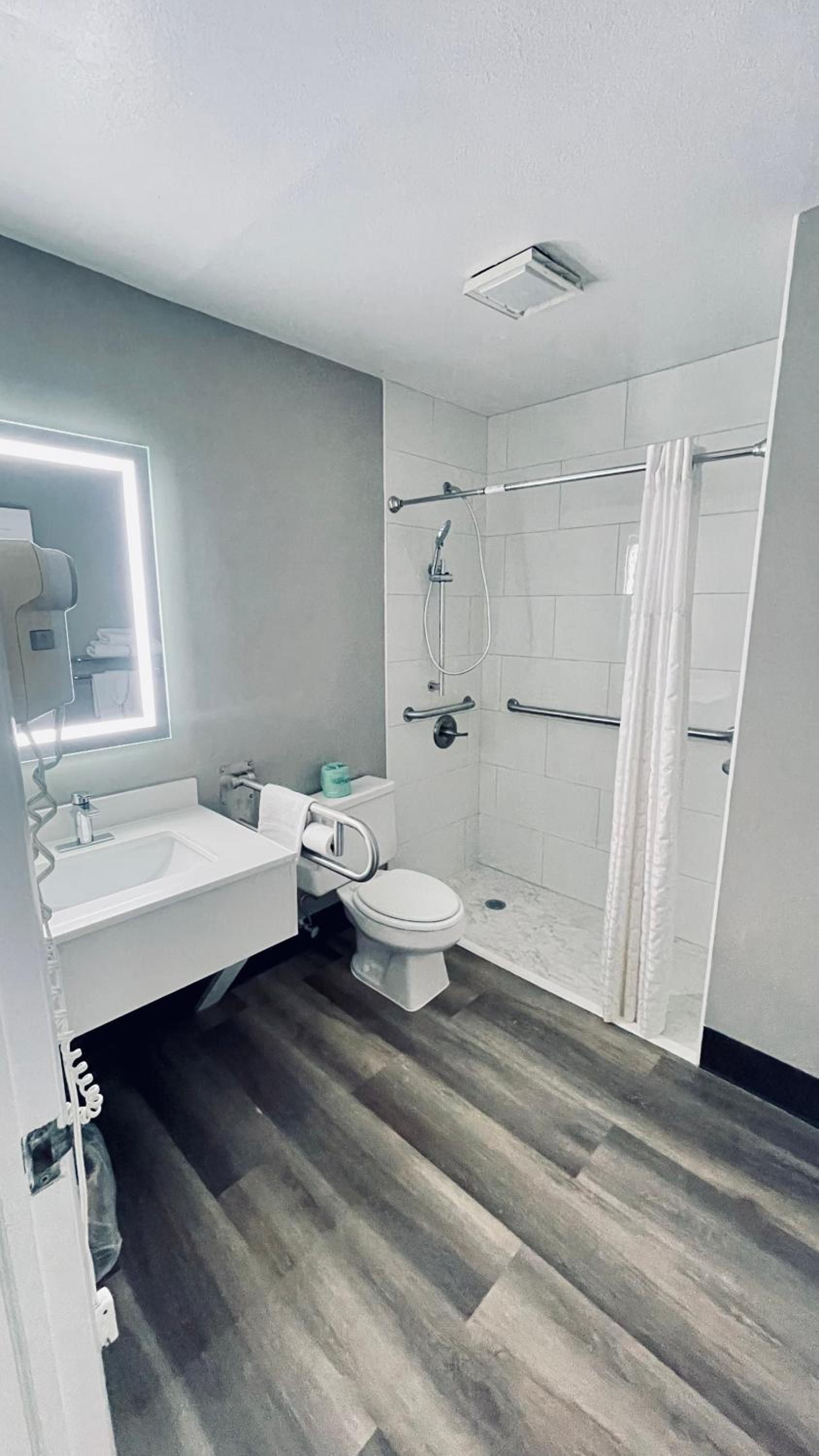 Quadruple Room - Disability Access - Non-Smoking - Photo 10