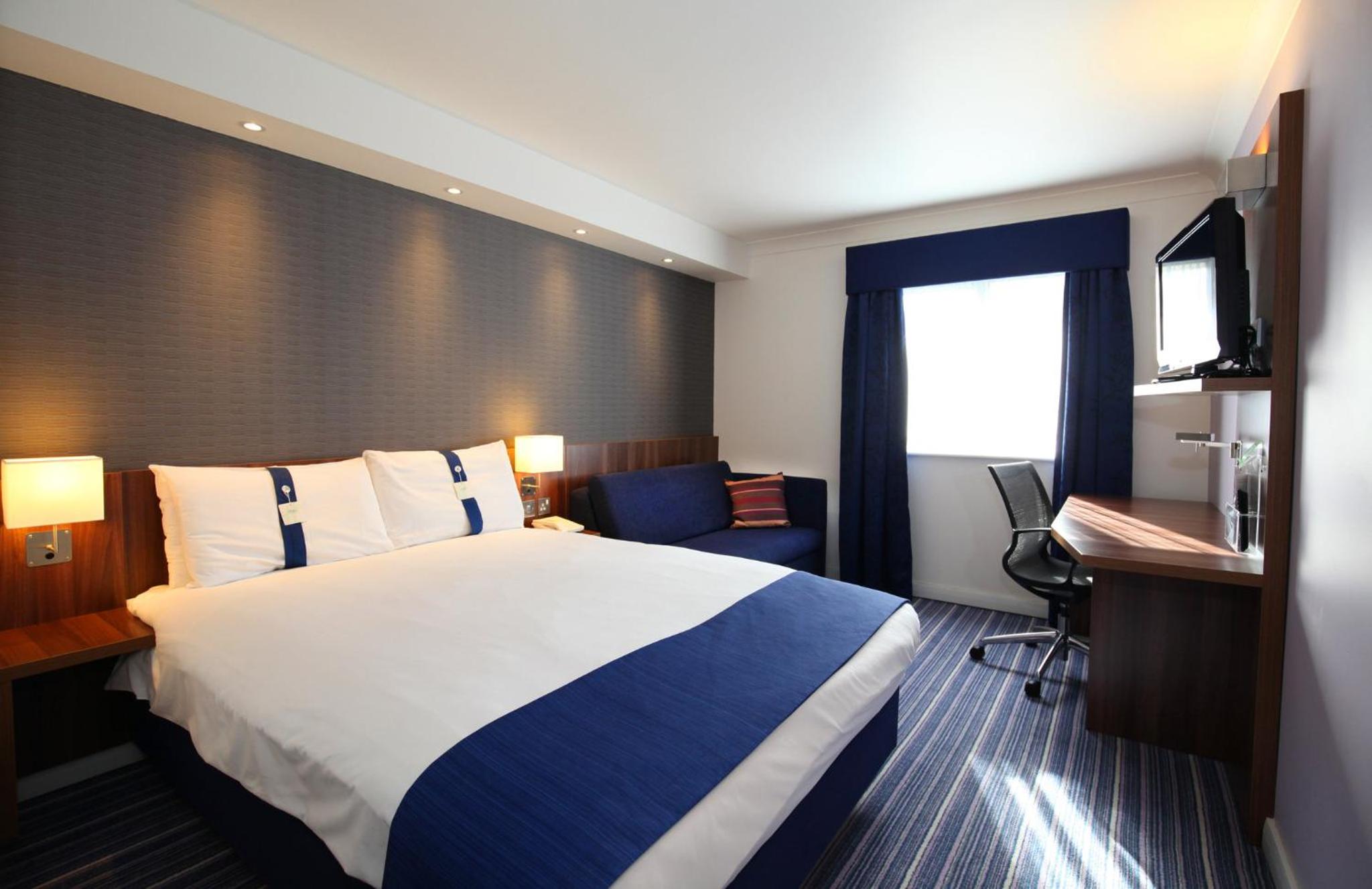 Standard Double Room with Sofa Bed and Free Hot Breakfast - Photo 7