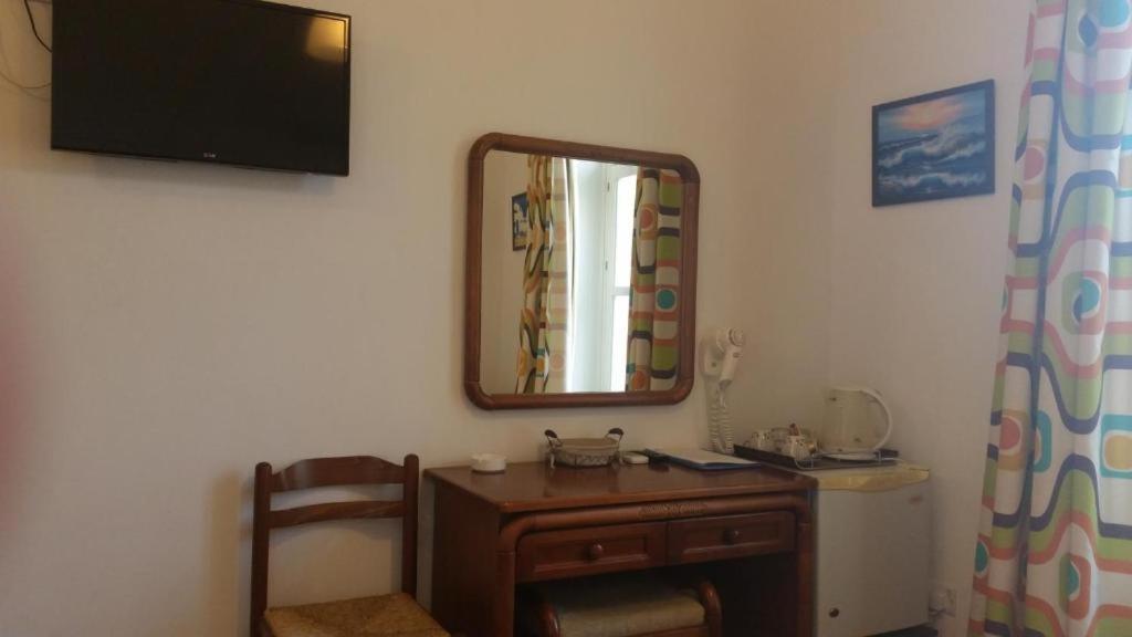 Standard Double Room - Photo 12