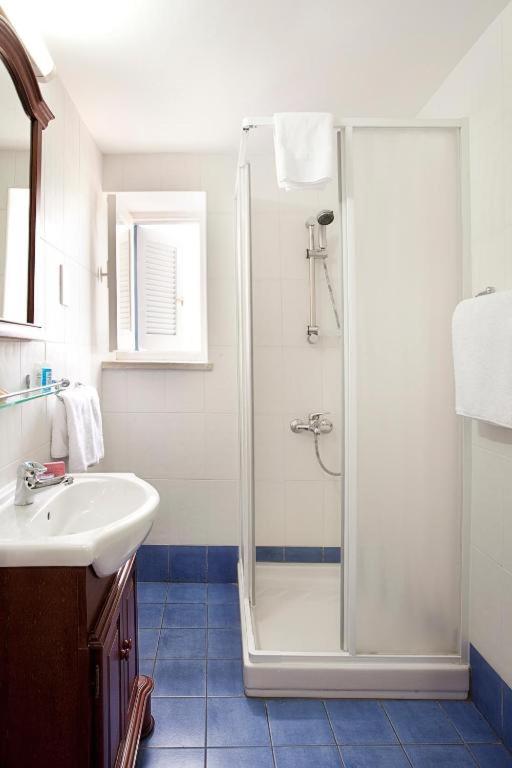 Standard Double Room - Photo 14