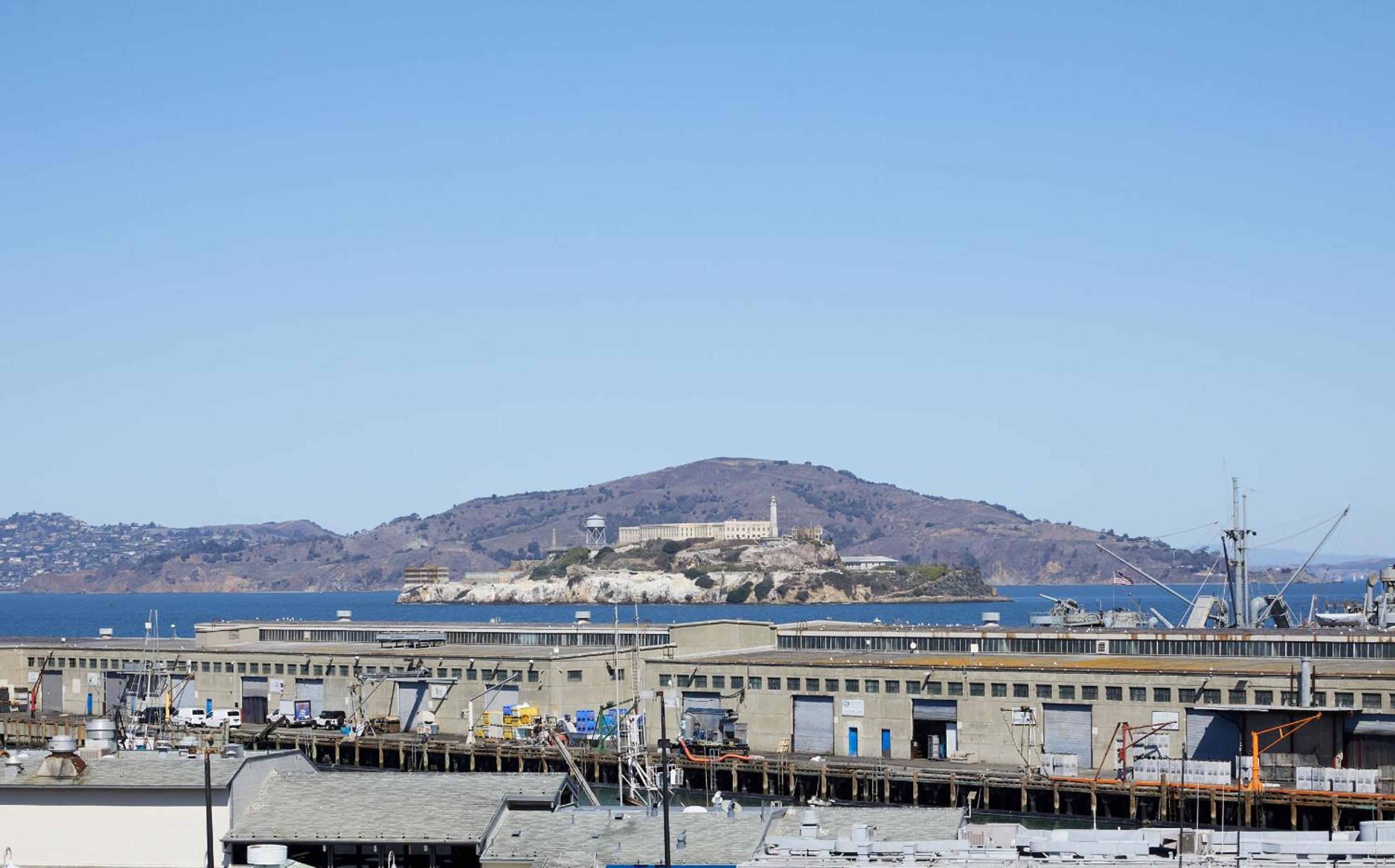 Premium King Room with Bay View - Photo 8