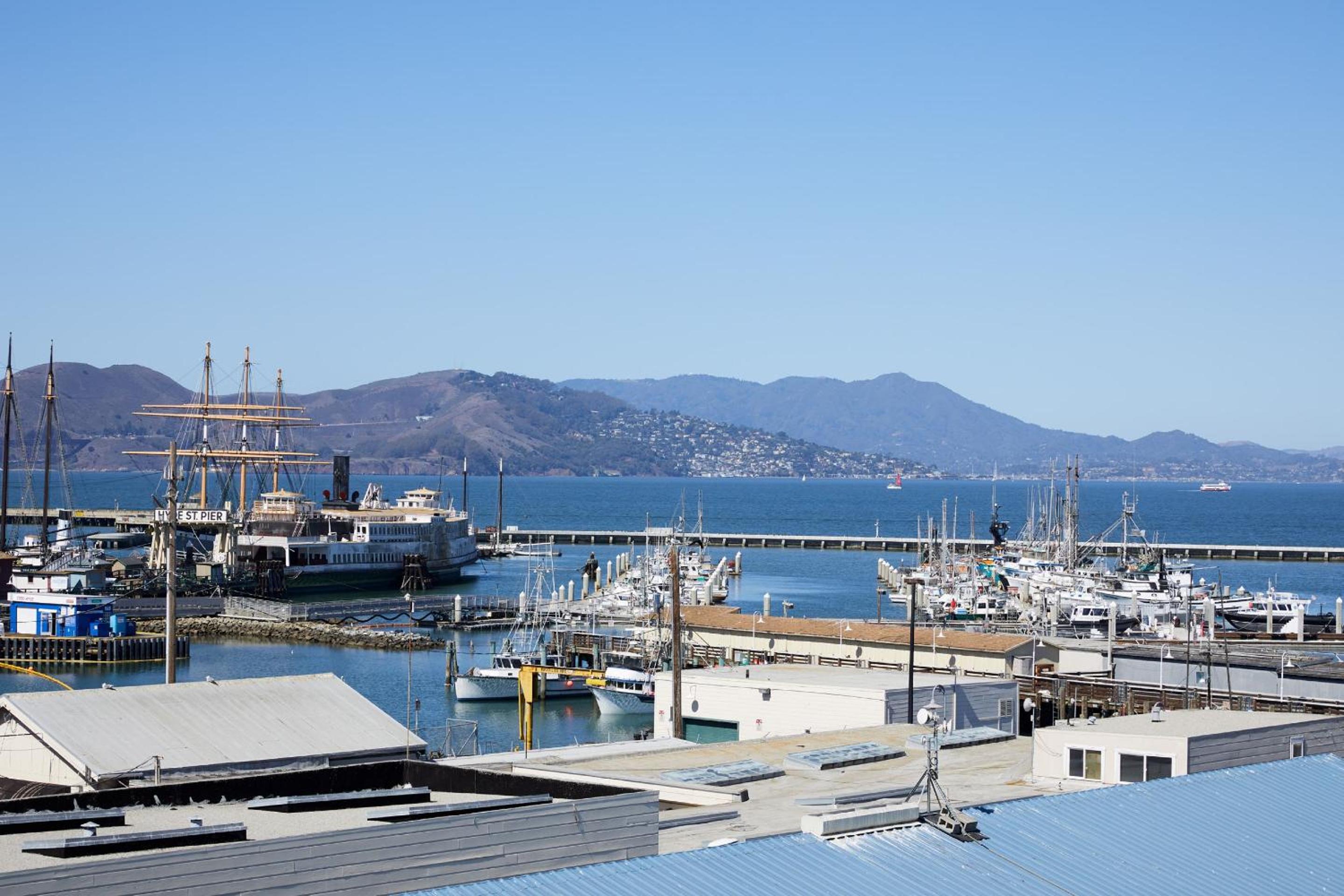 Premium King Room with Bay View - Photo 7