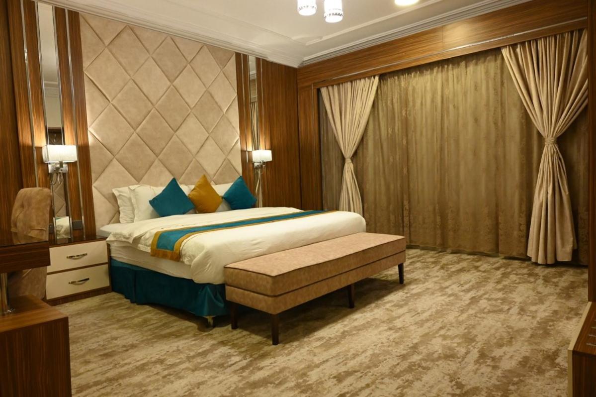 Deluxe King Suite