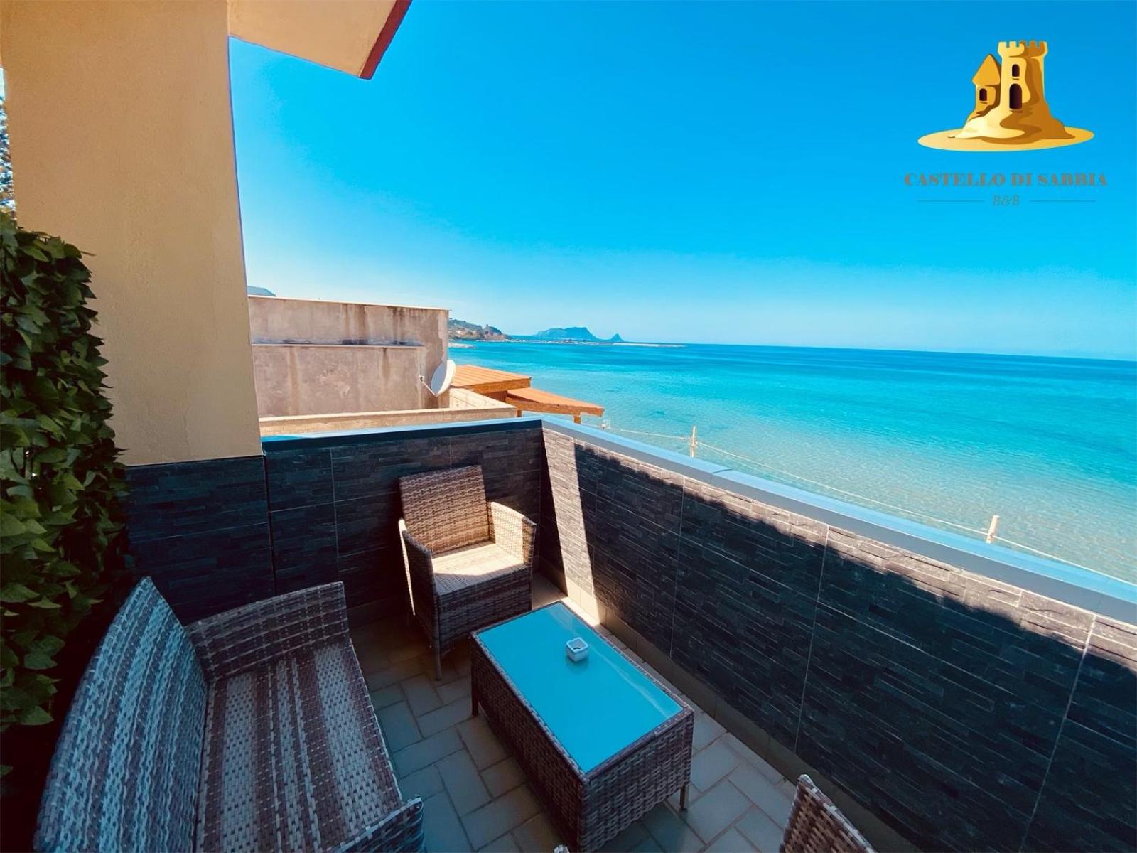Double Room with Balcony and Sea View photo 3