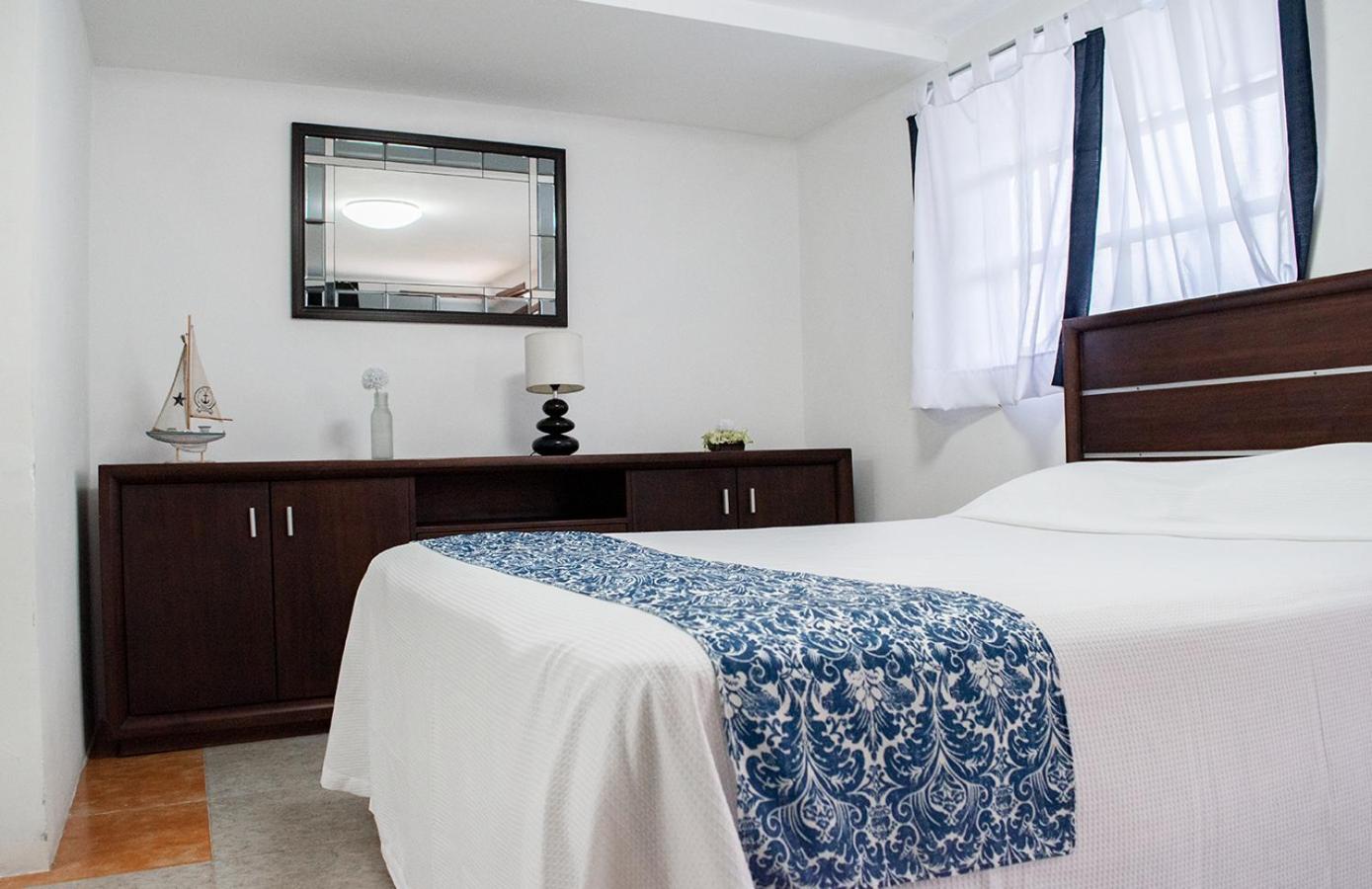Queen Room photo 2