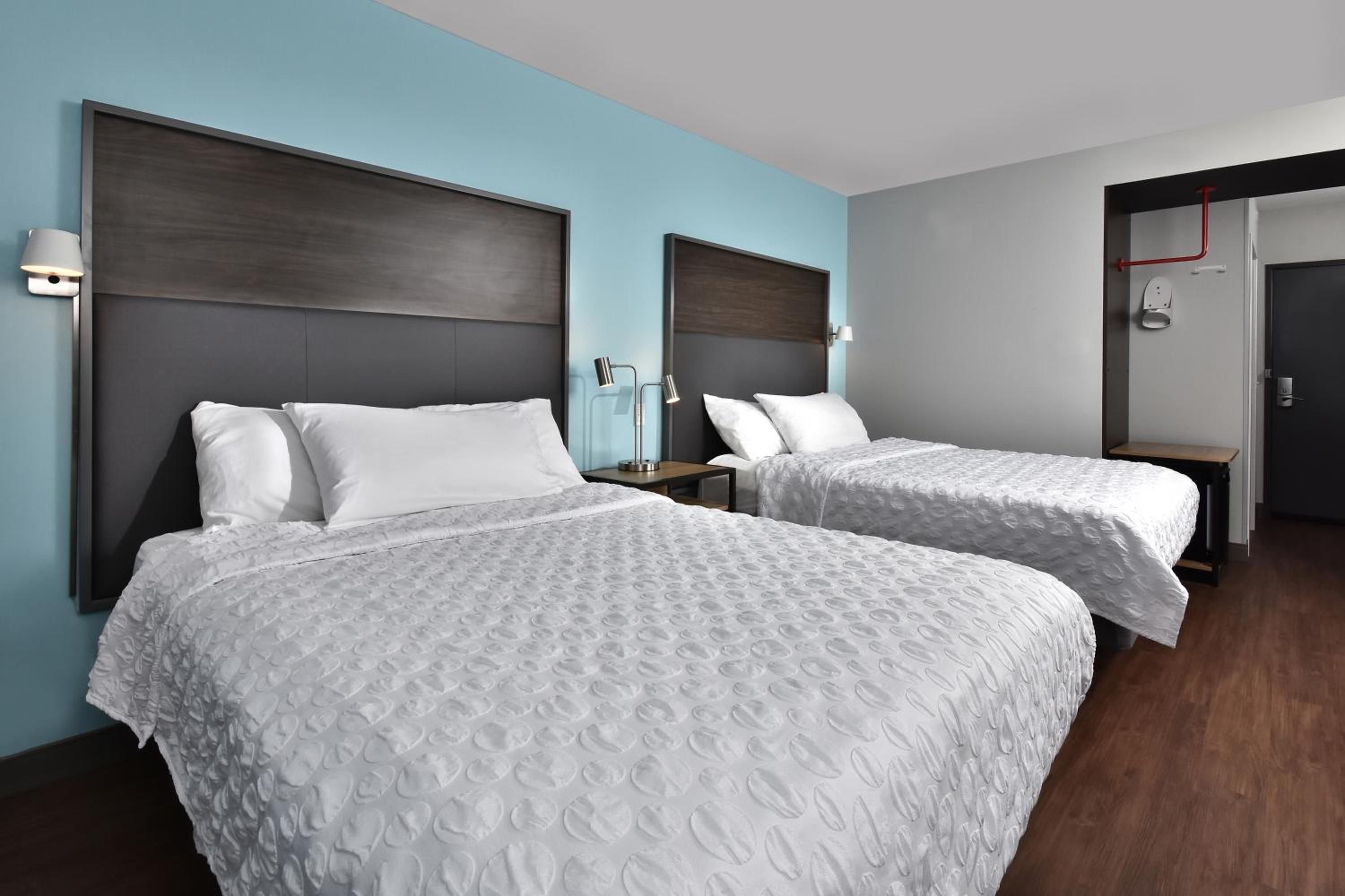Queen Room with Two Queen Beds - Photo 3