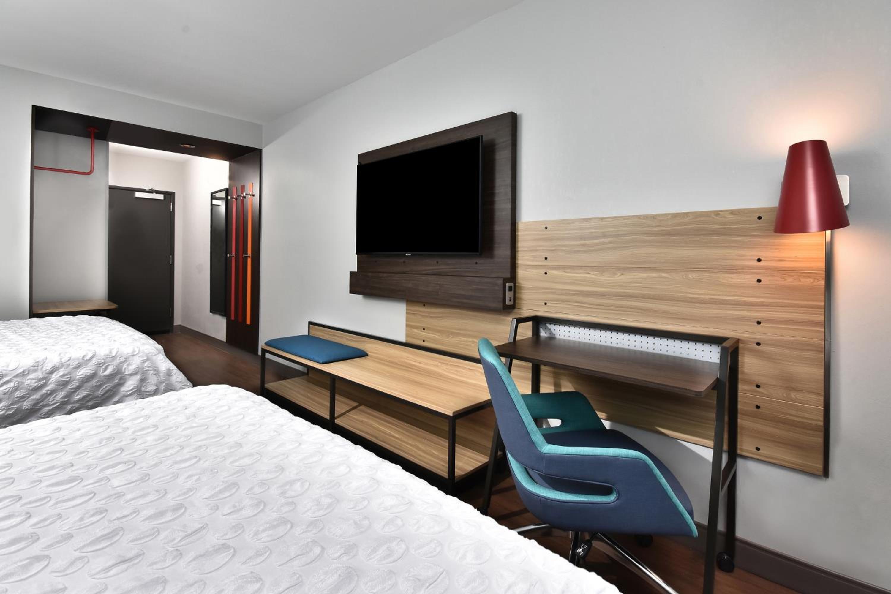 Queen Room with Two Queen Beds - Photo 4