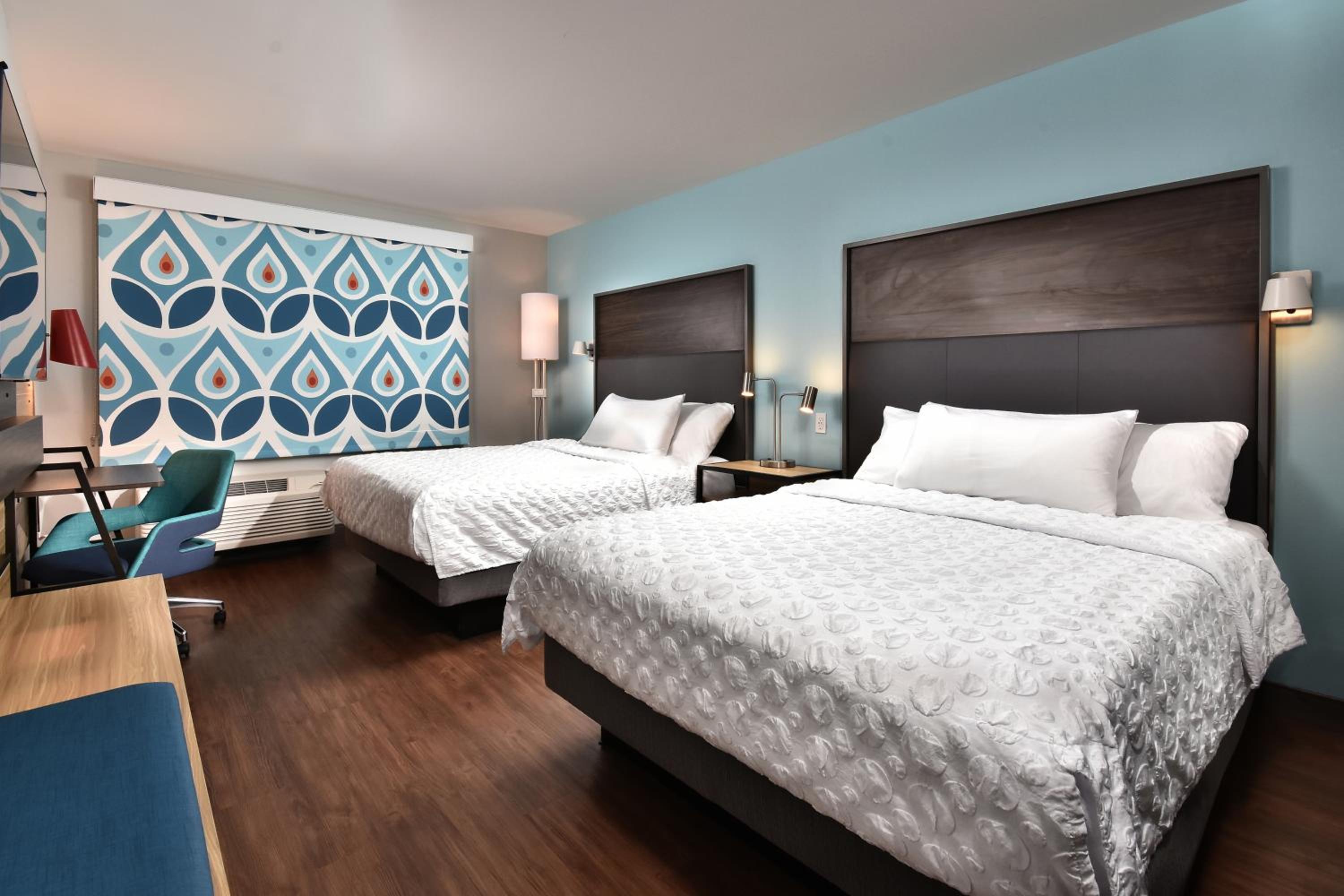 Queen Room with Two Queen Beds - Photo 2