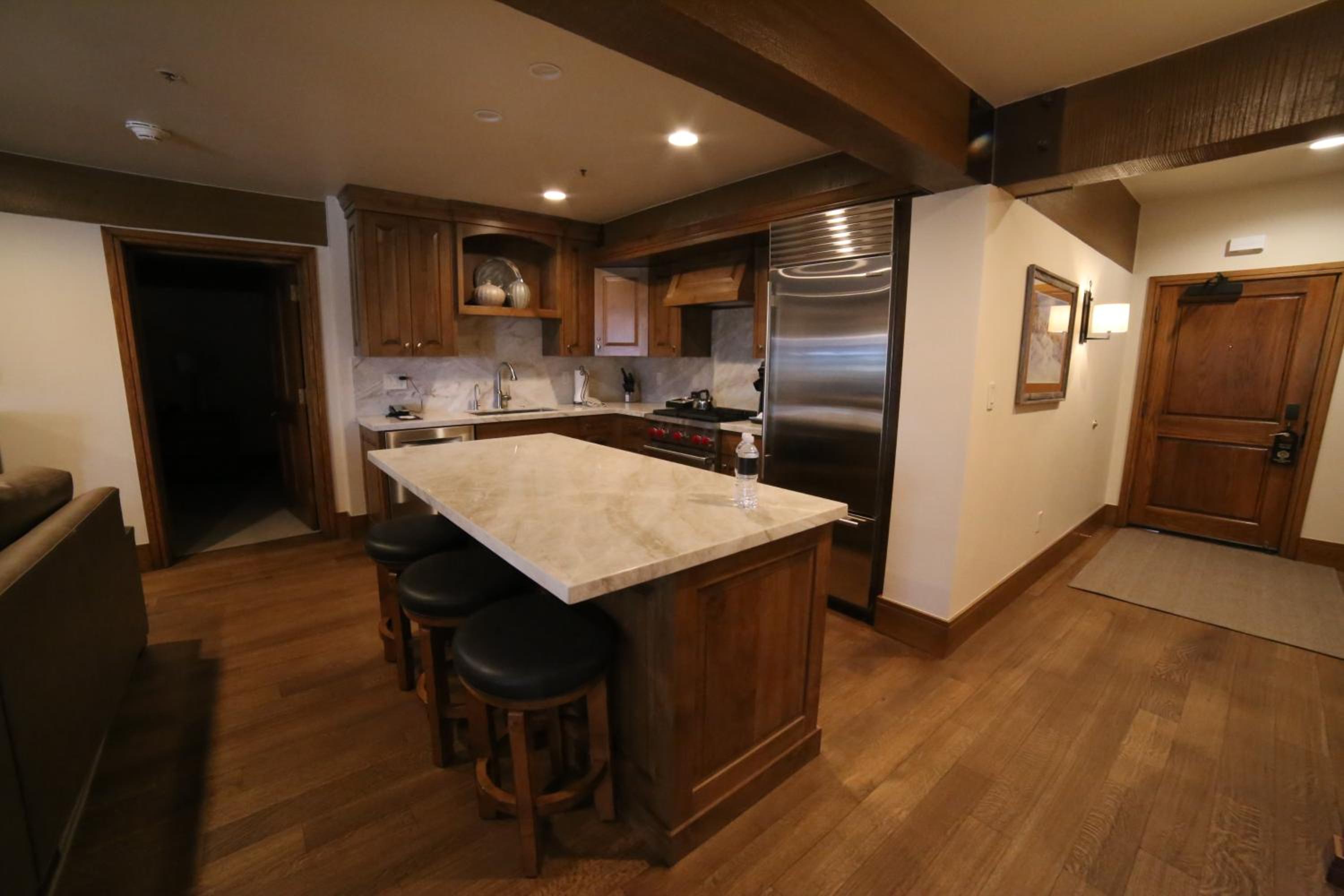 One-Bedroom Suite - Photo 2