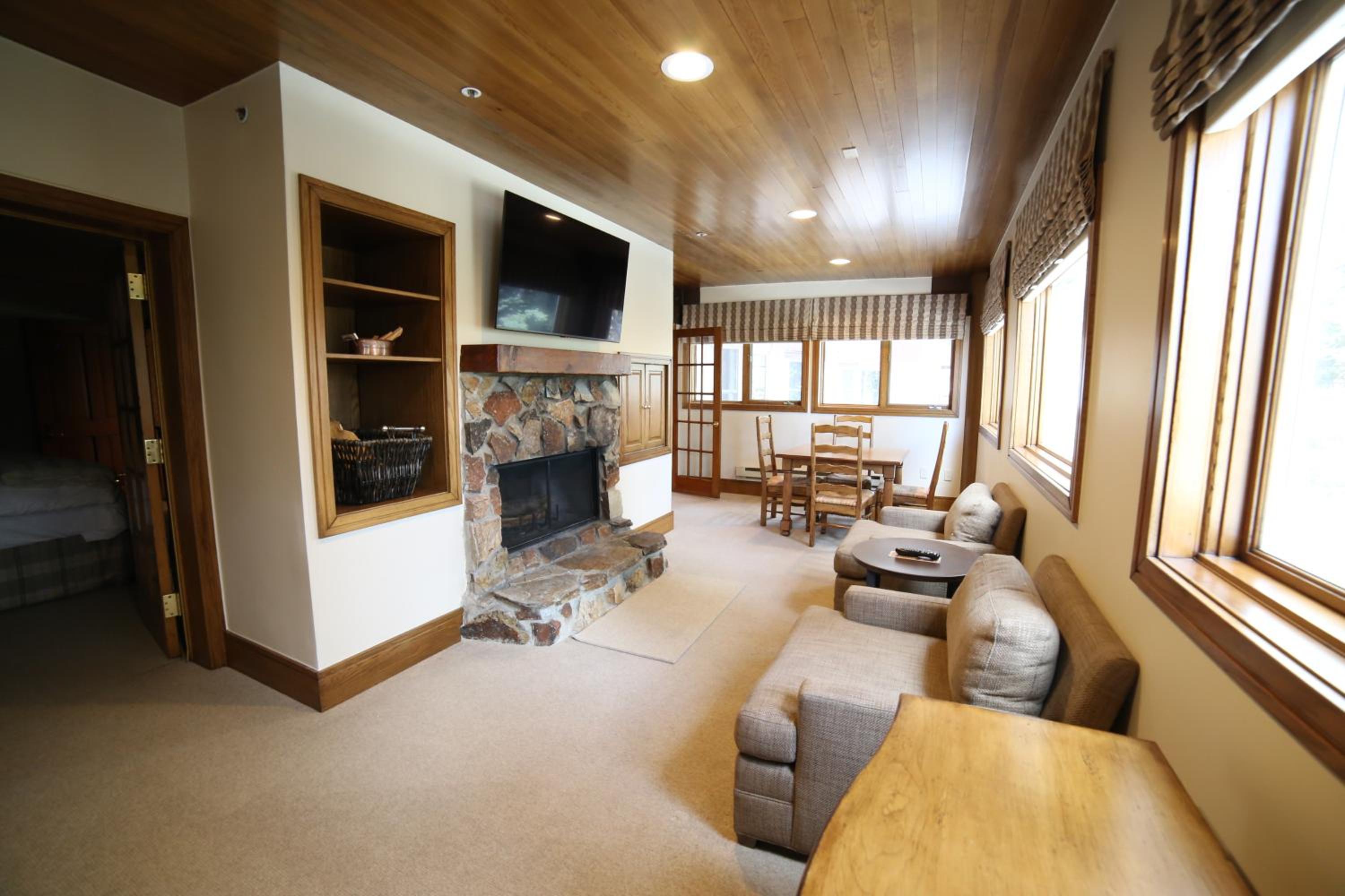 One-Bedroom Suite - Photo 6