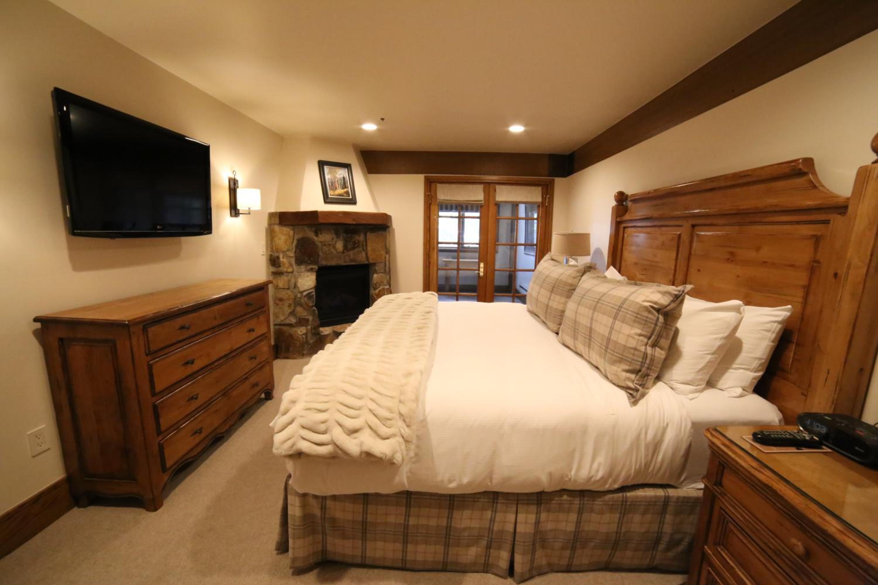 One-Bedroom Suite - Photo 5