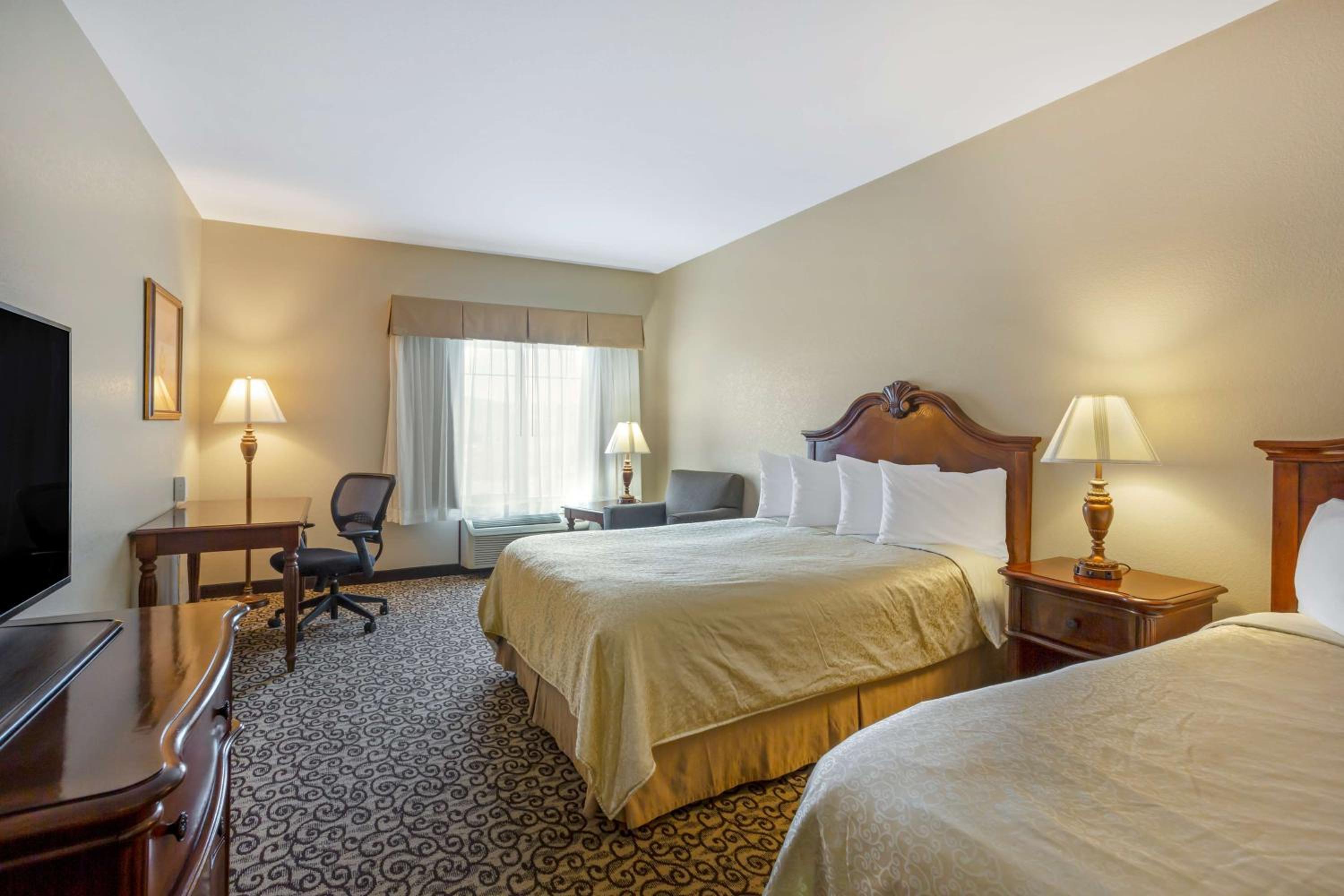 Queen Room with Two Queen Beds - Non-Smoking photo 2