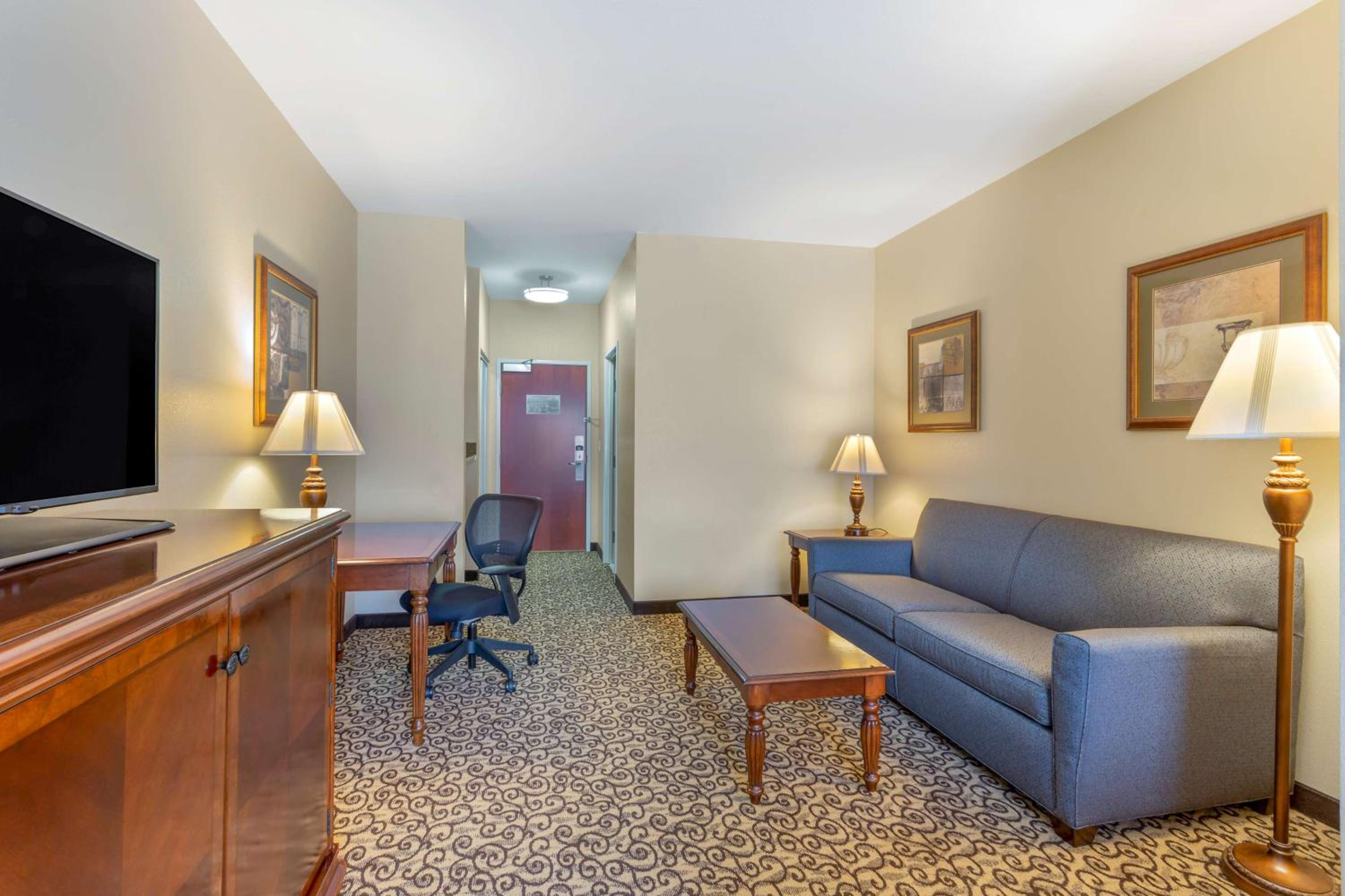 King Suite with Roll-In Shower - Disability Access photo 3