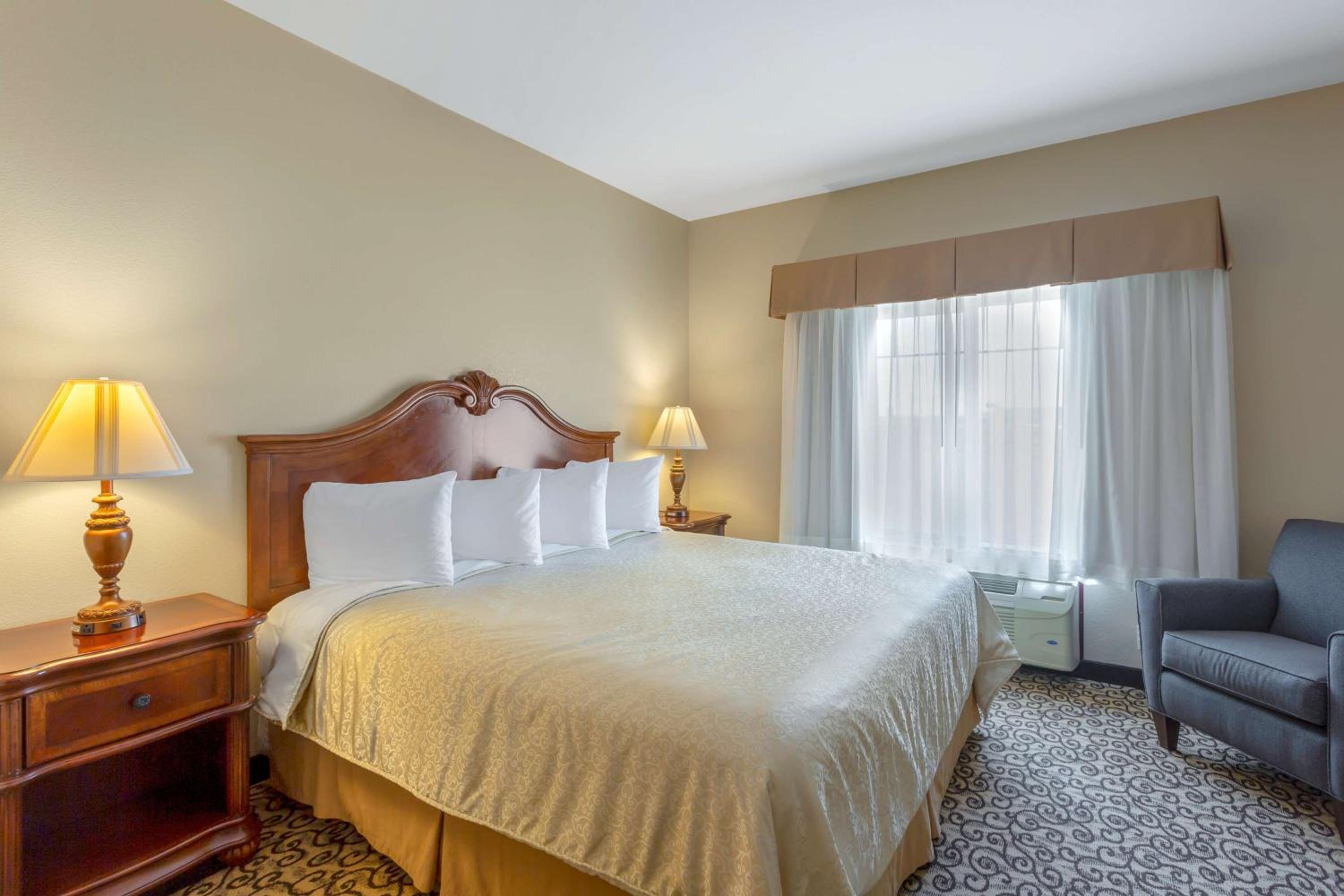 King Suite with Roll-In Shower - Disability Access photo 1