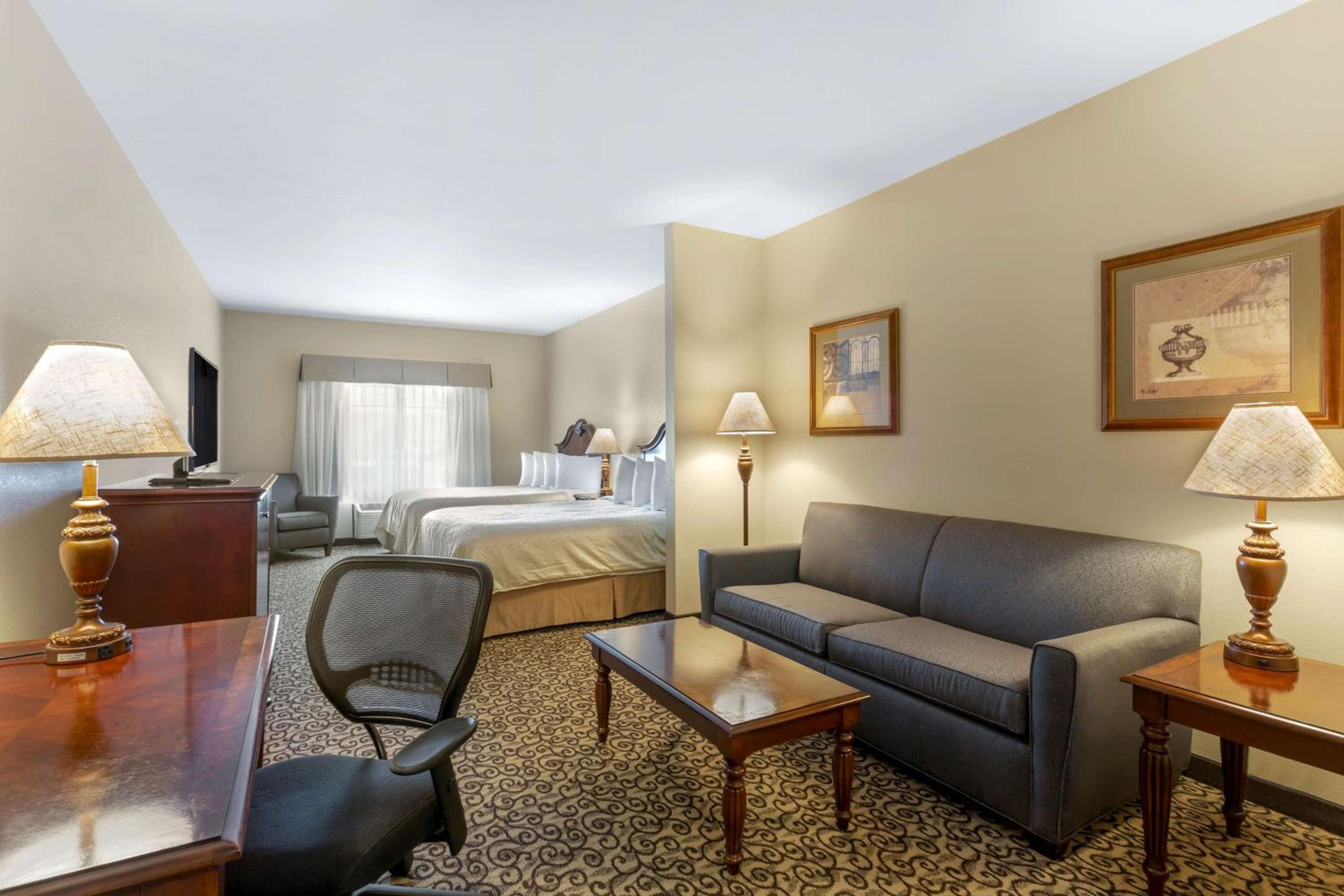 Queen Suite - Non-Smoking photo 1