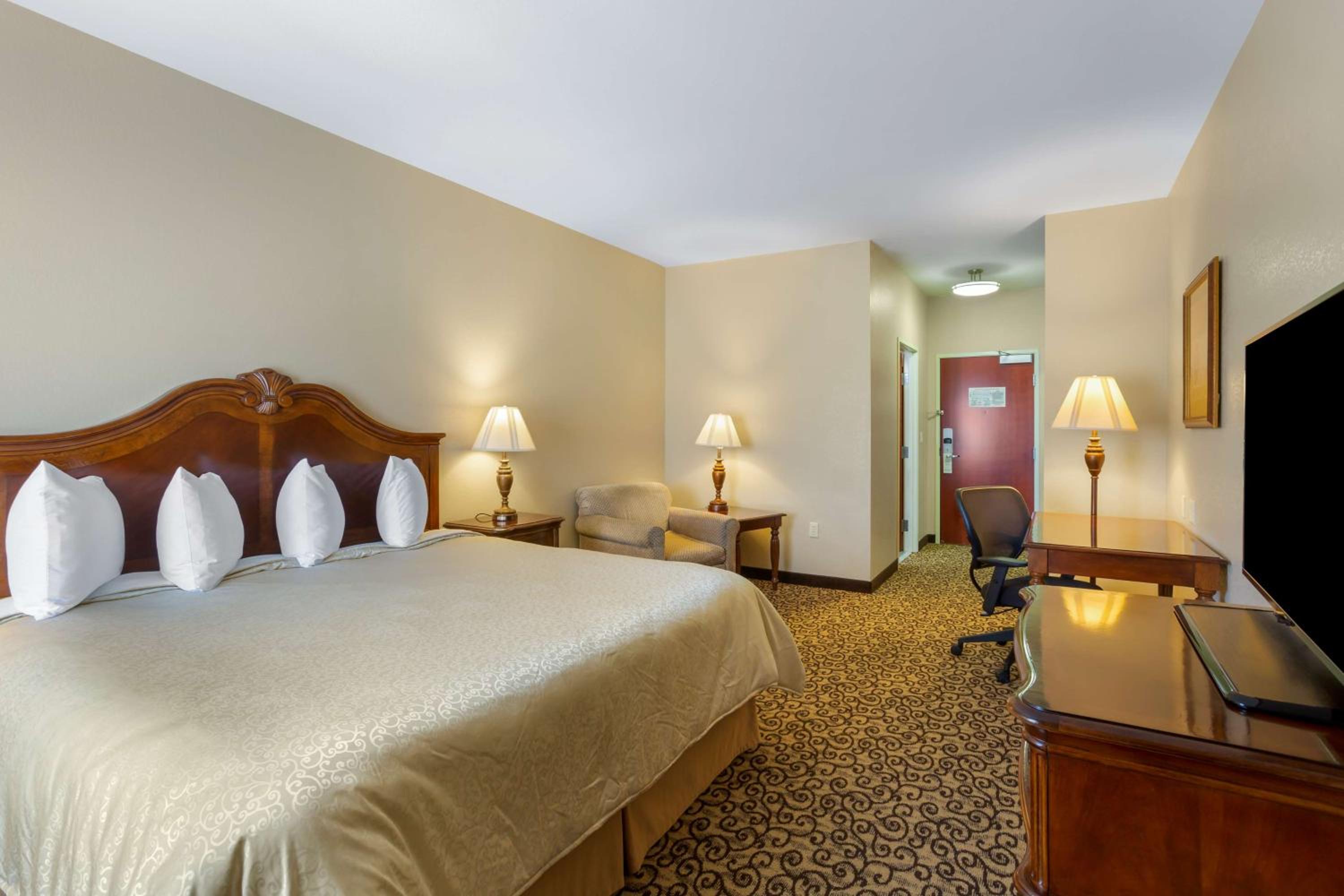 King Room with Roll-In Shower - Mobility Access/Communication Assistance photo 2