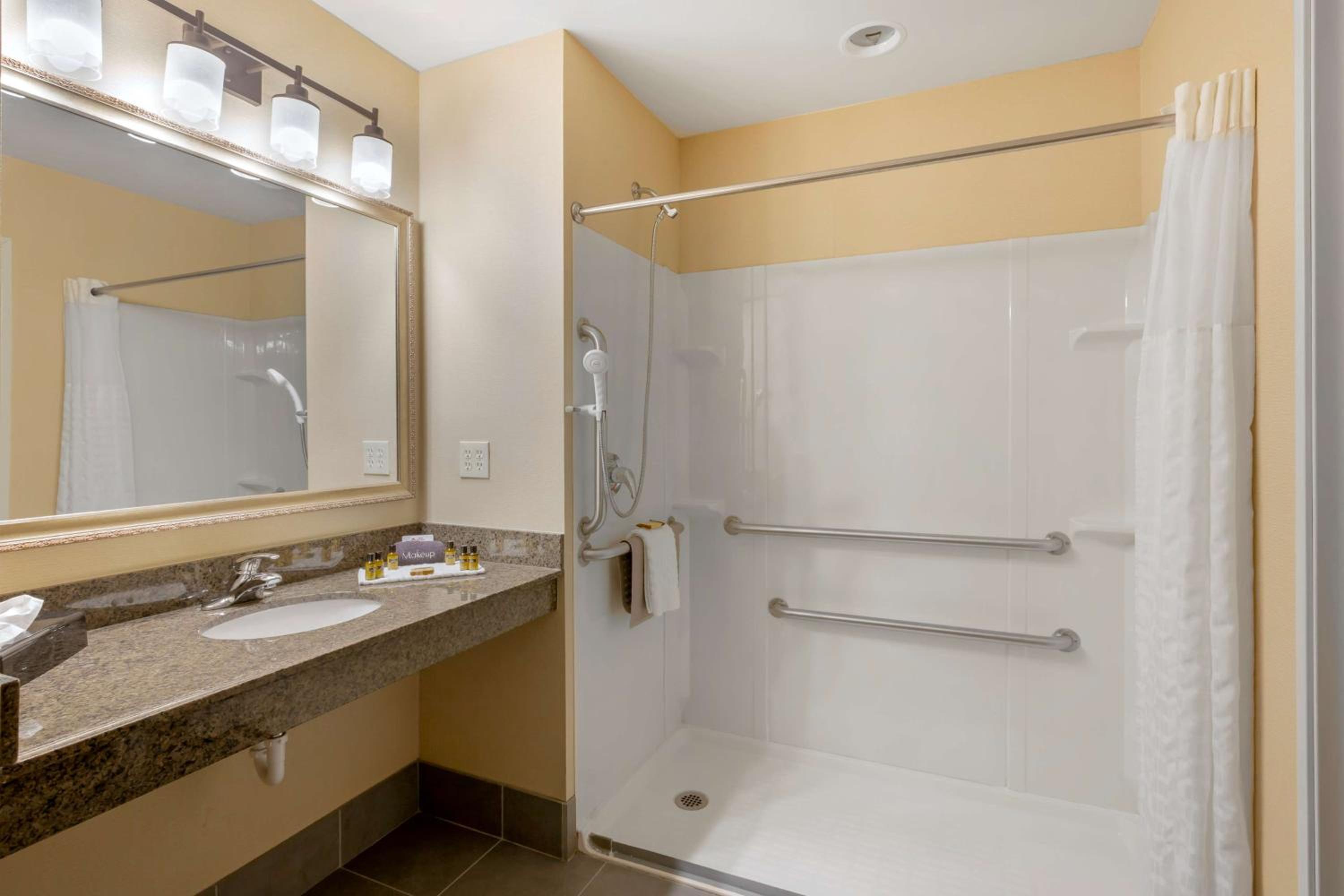 King Suite with Roll-In Shower - Disability Access photo 2