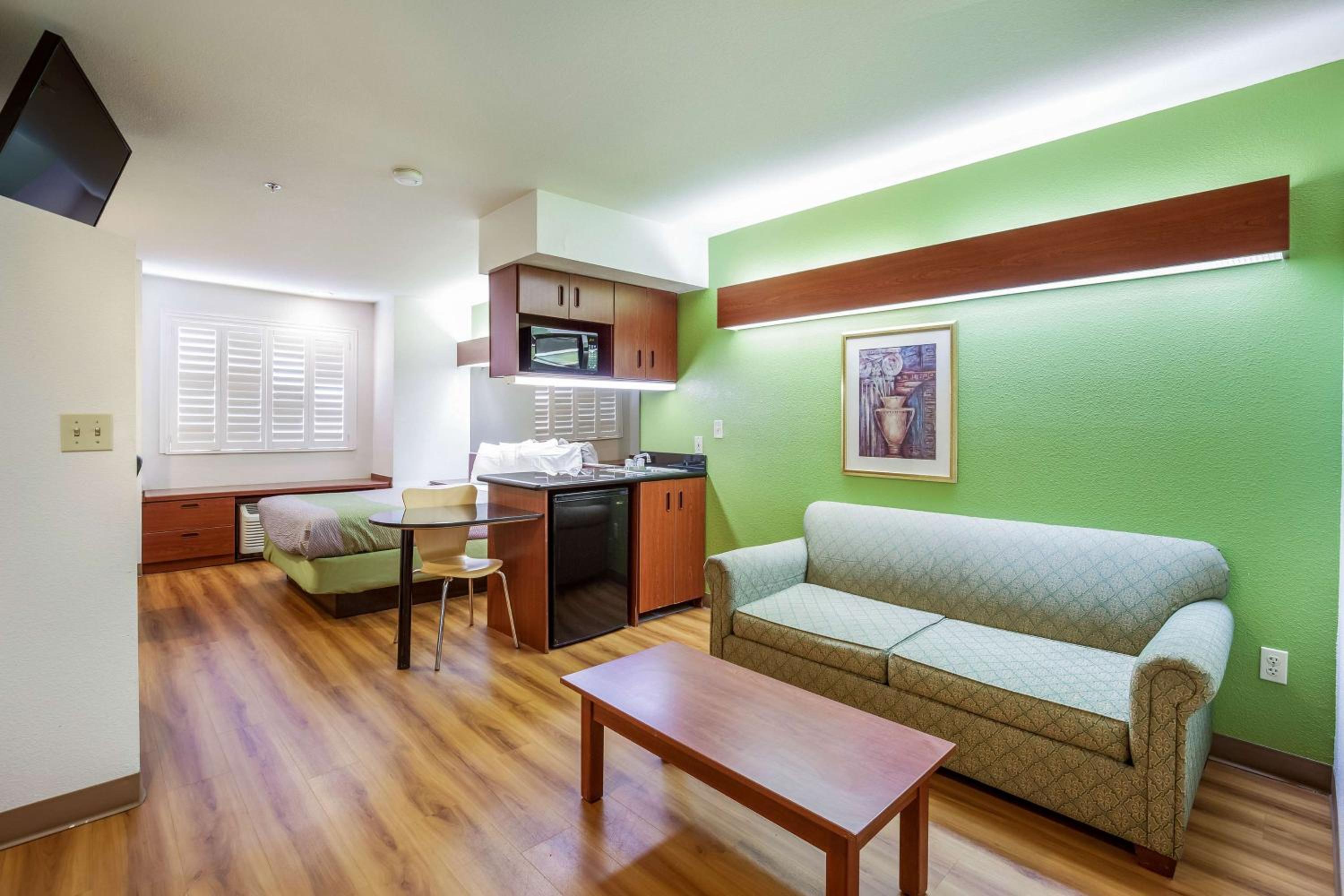 Deluxe Suite - Non-Smoking - Photo 2