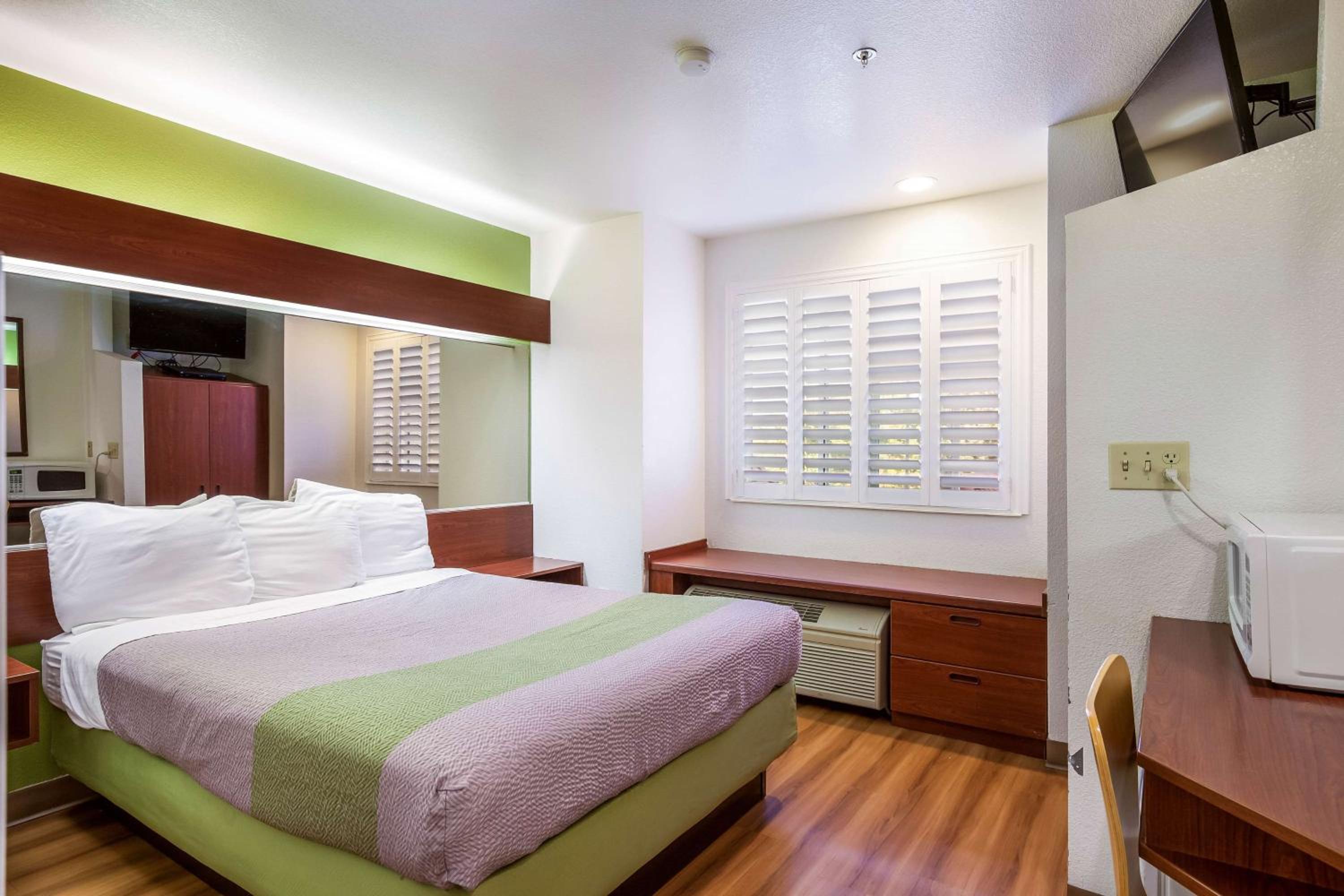 Deluxe King Room - Non-Smoking - Photo 3