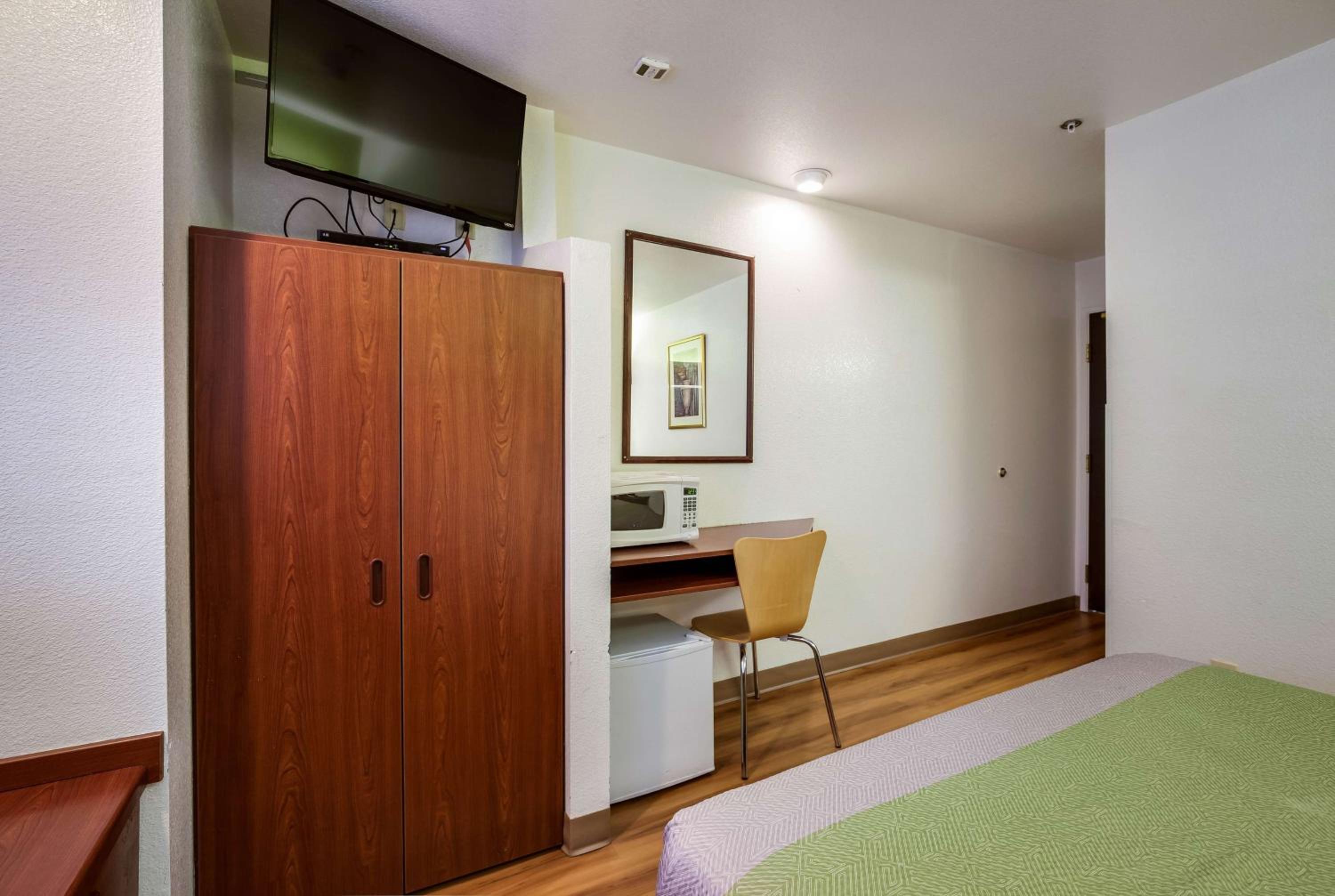 Deluxe King Room - Non-Smoking - Photo 1