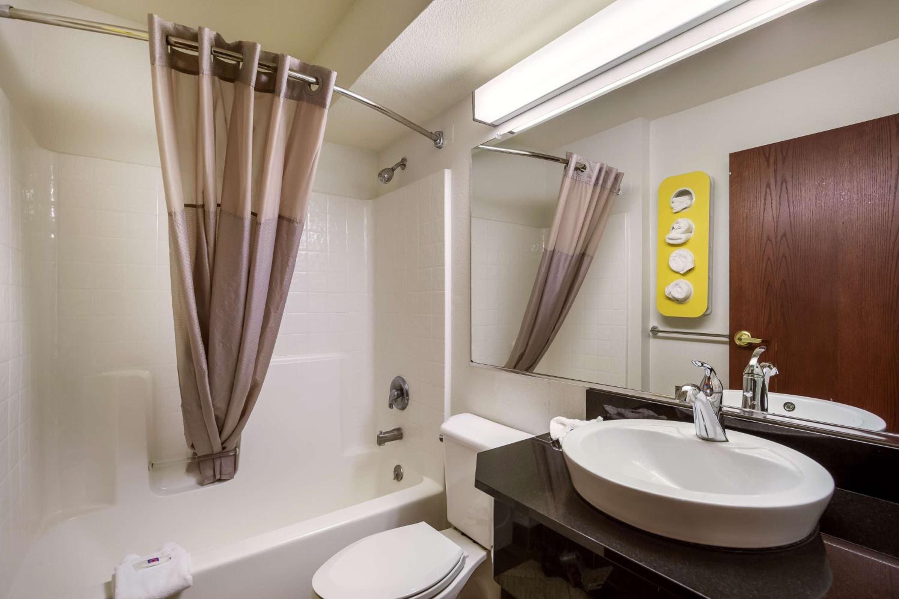 Deluxe Queen Room with Two Queen Beds - Non-Smoking - Photo 8