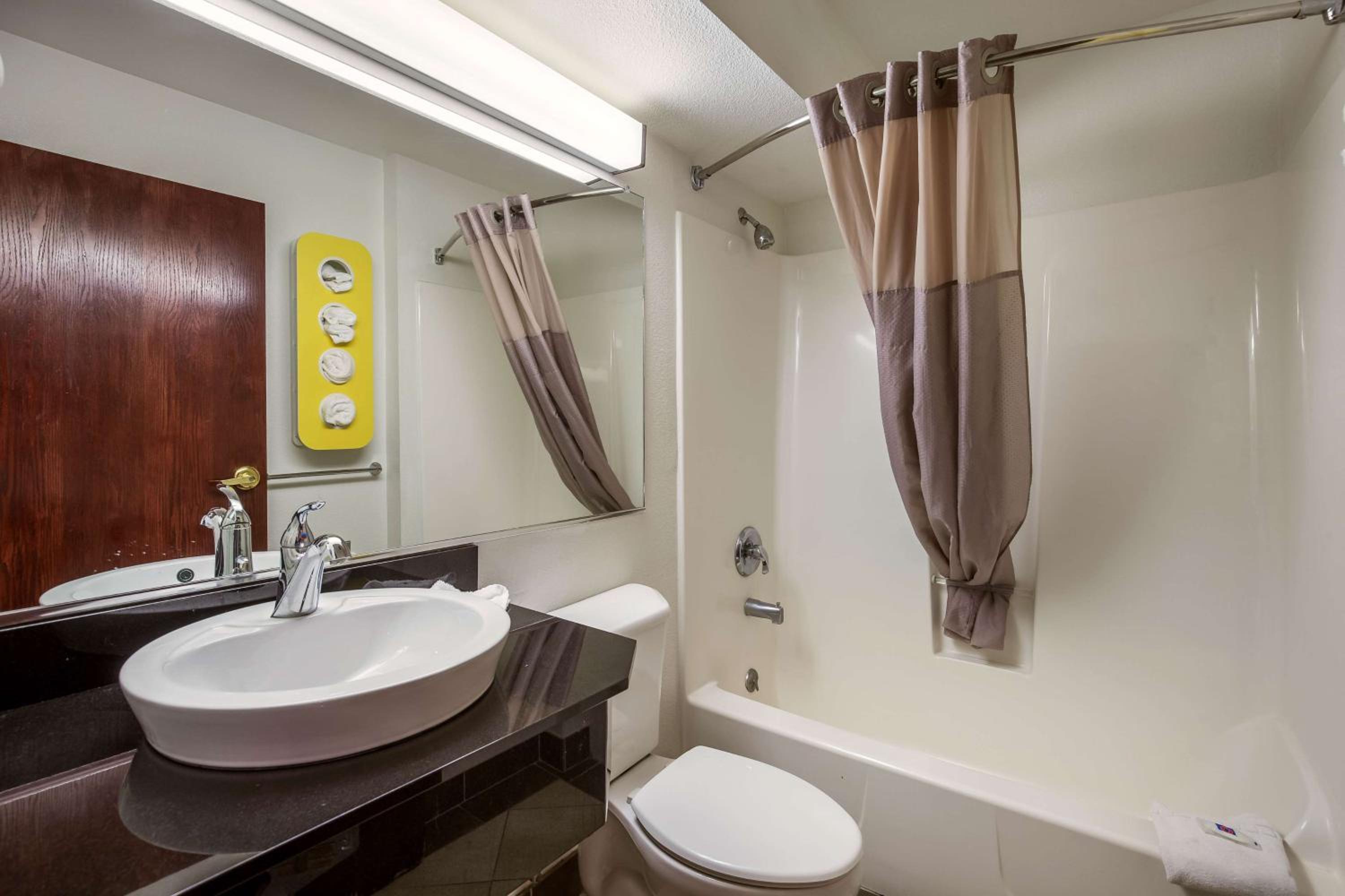 Deluxe Queen Room With Two Queen Beds - Smoking
