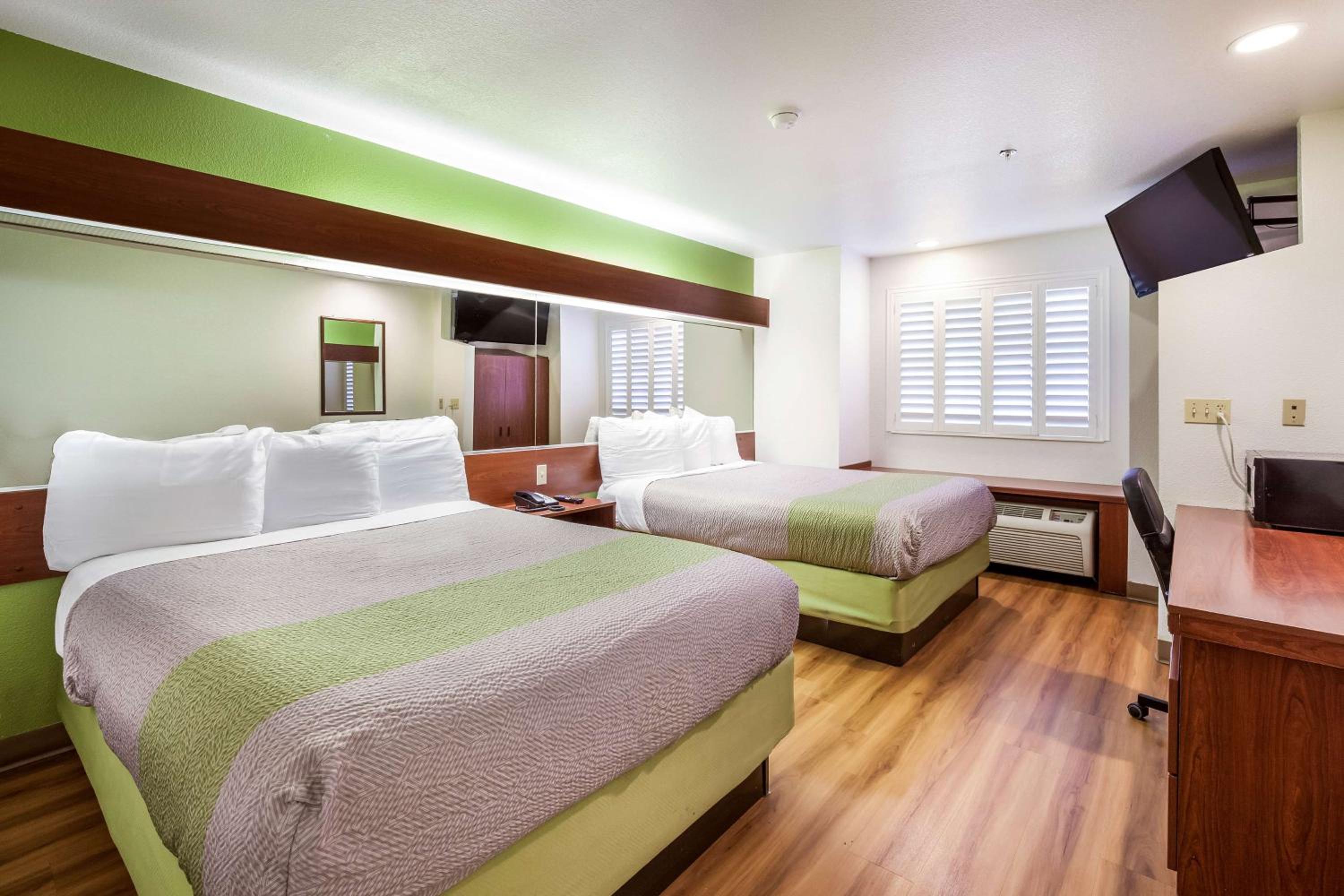 Deluxe Queen Room with Two Queen Beds - Non-Smoking - Photo 4