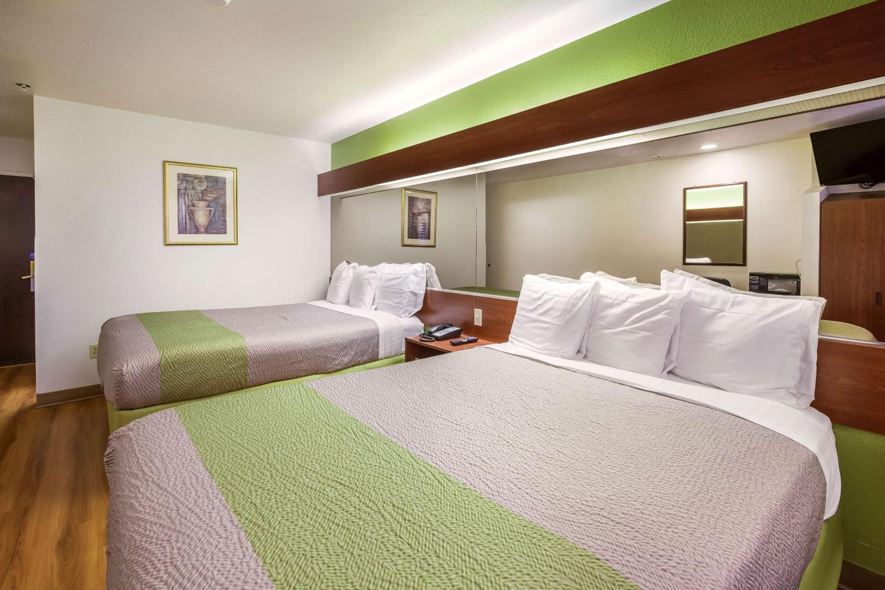 Deluxe Queen Room with Two Queen Beds - Non-Smoking - Photo 3