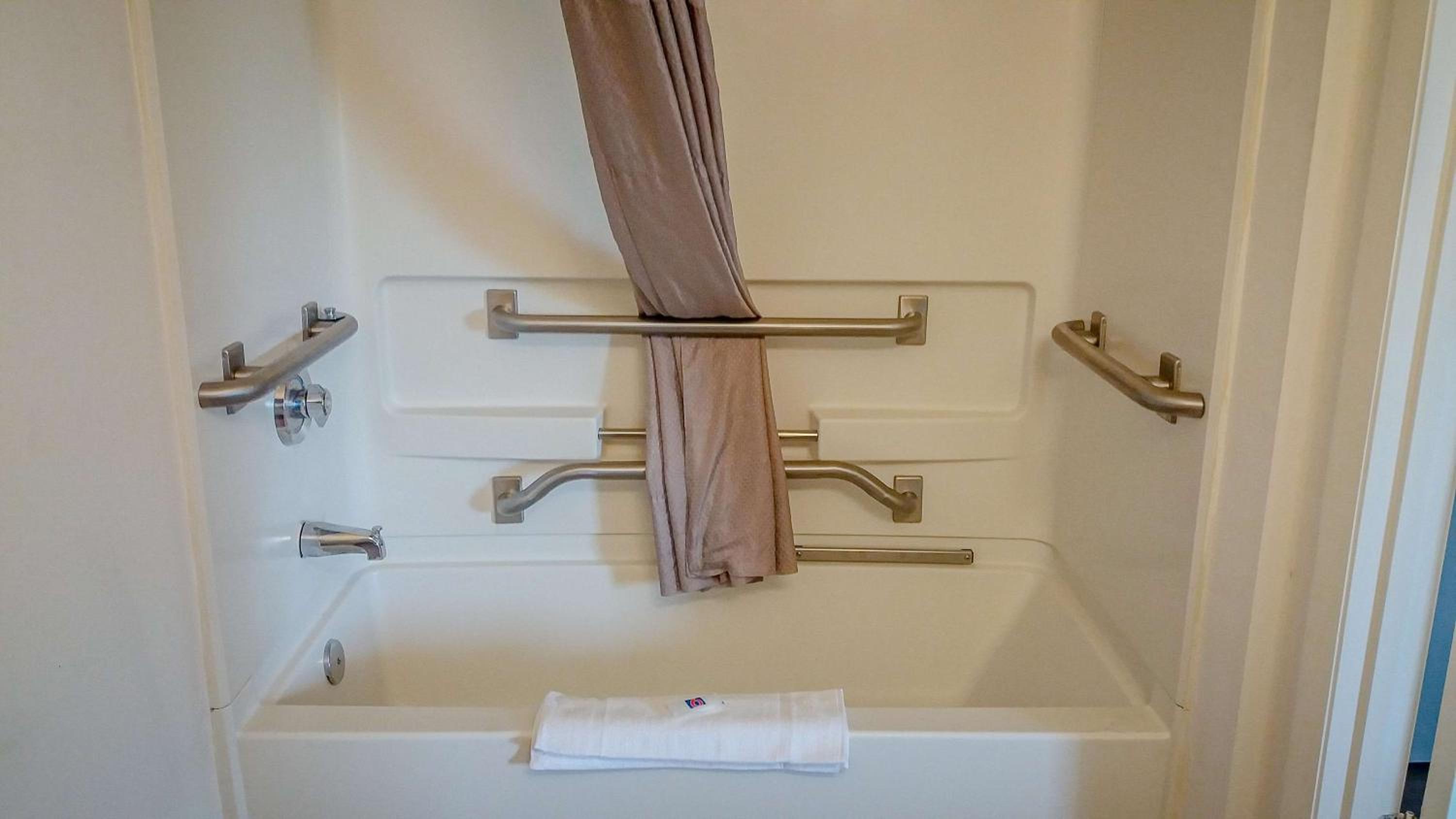 Queen Room - Disability Access - Non-Smoking - Photo 2