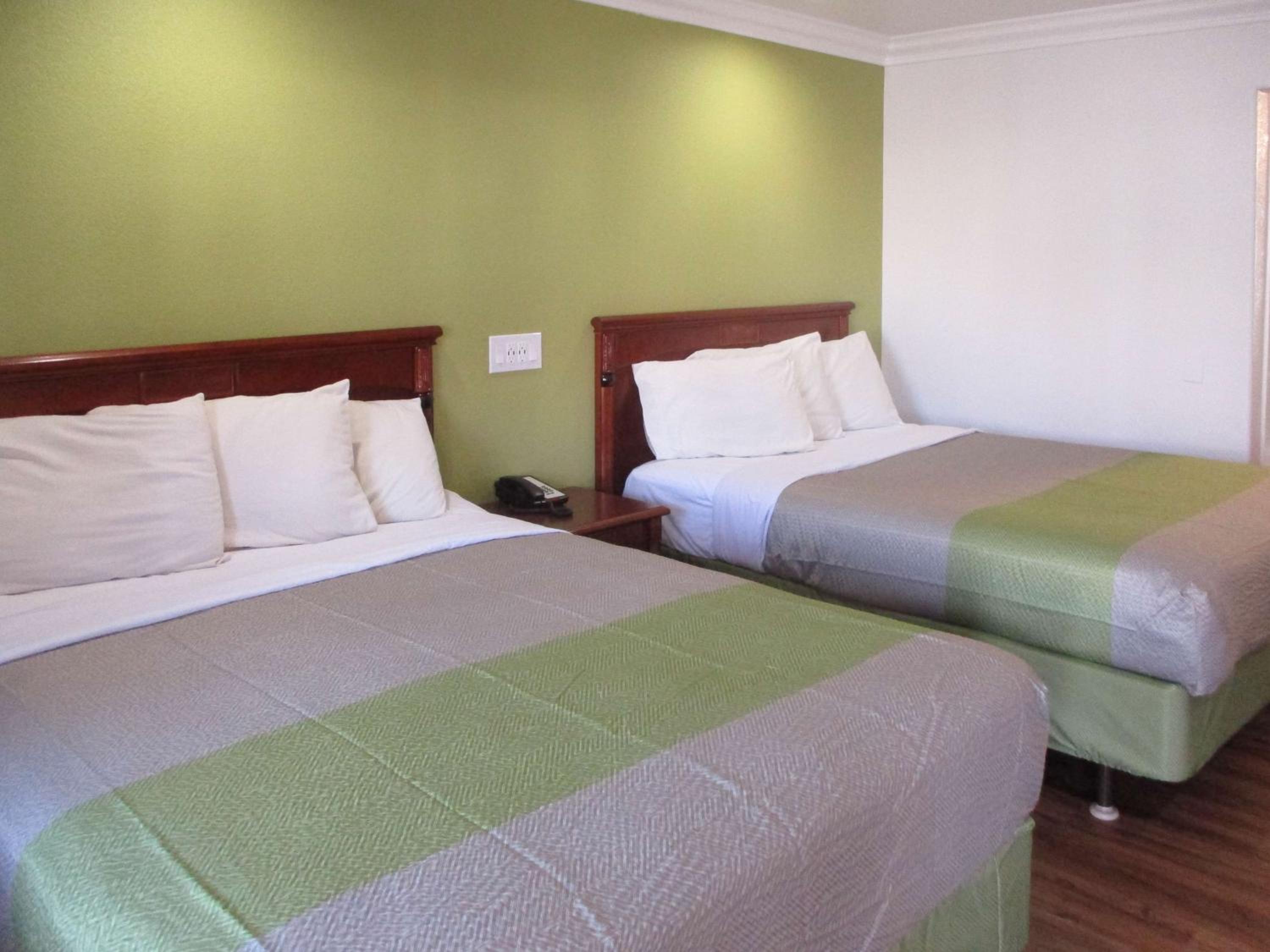 Deluxe Queen Room with Two Queen Beds - Non-Smoking - Photo 3