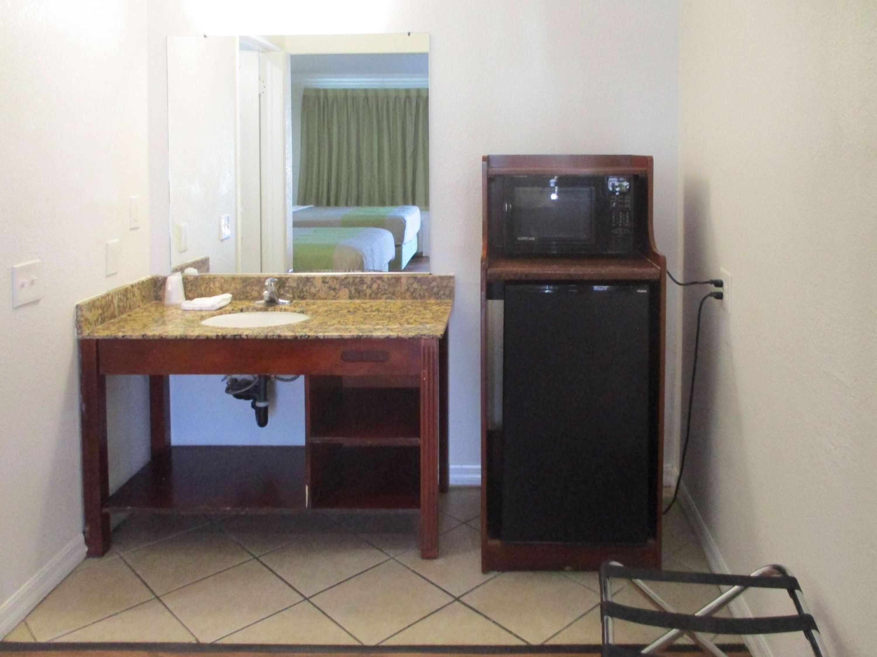 Deluxe King Room - Non-Smoking - Photo 2
