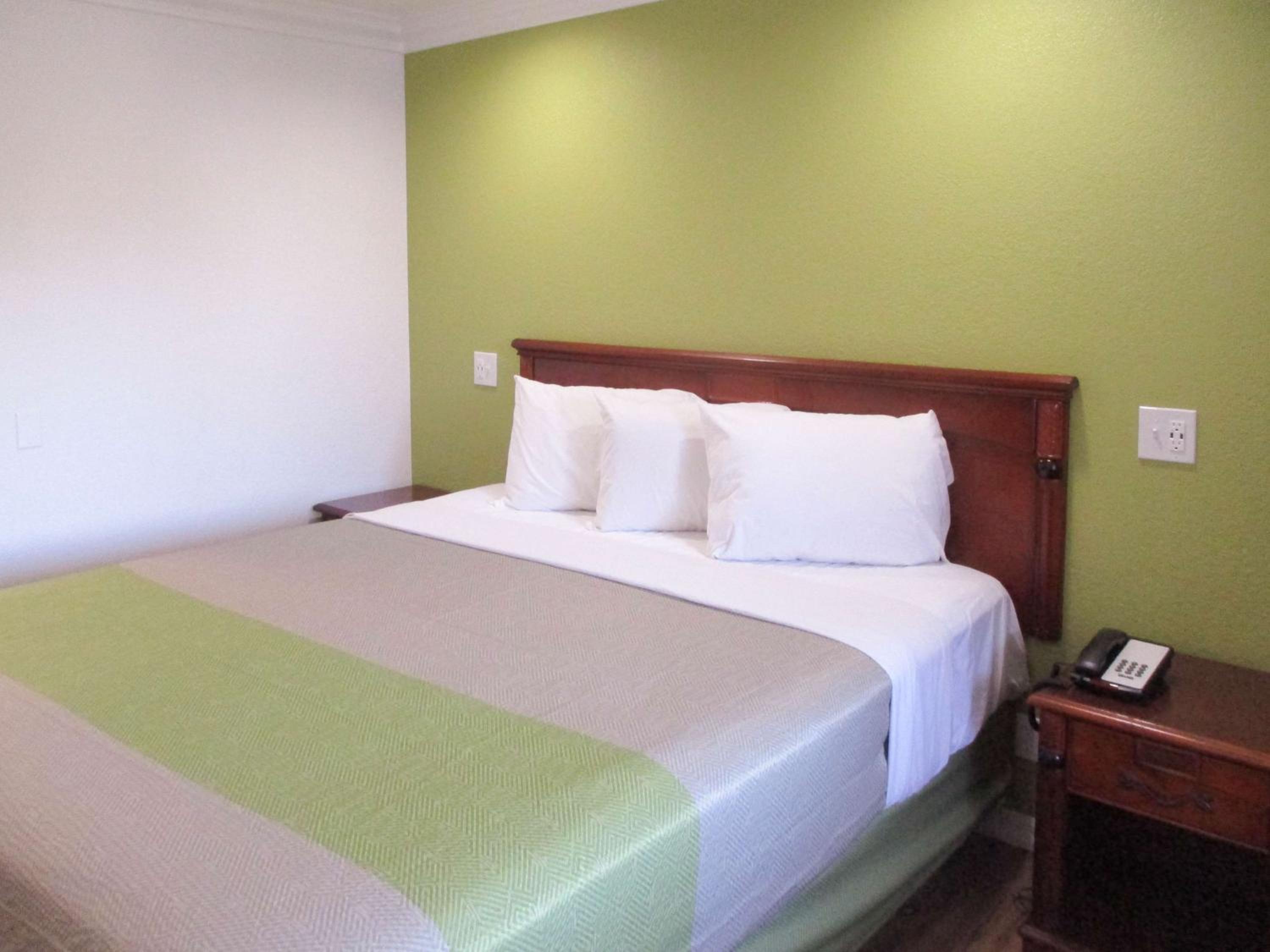 Deluxe King Room - Non-Smoking - Photo 1