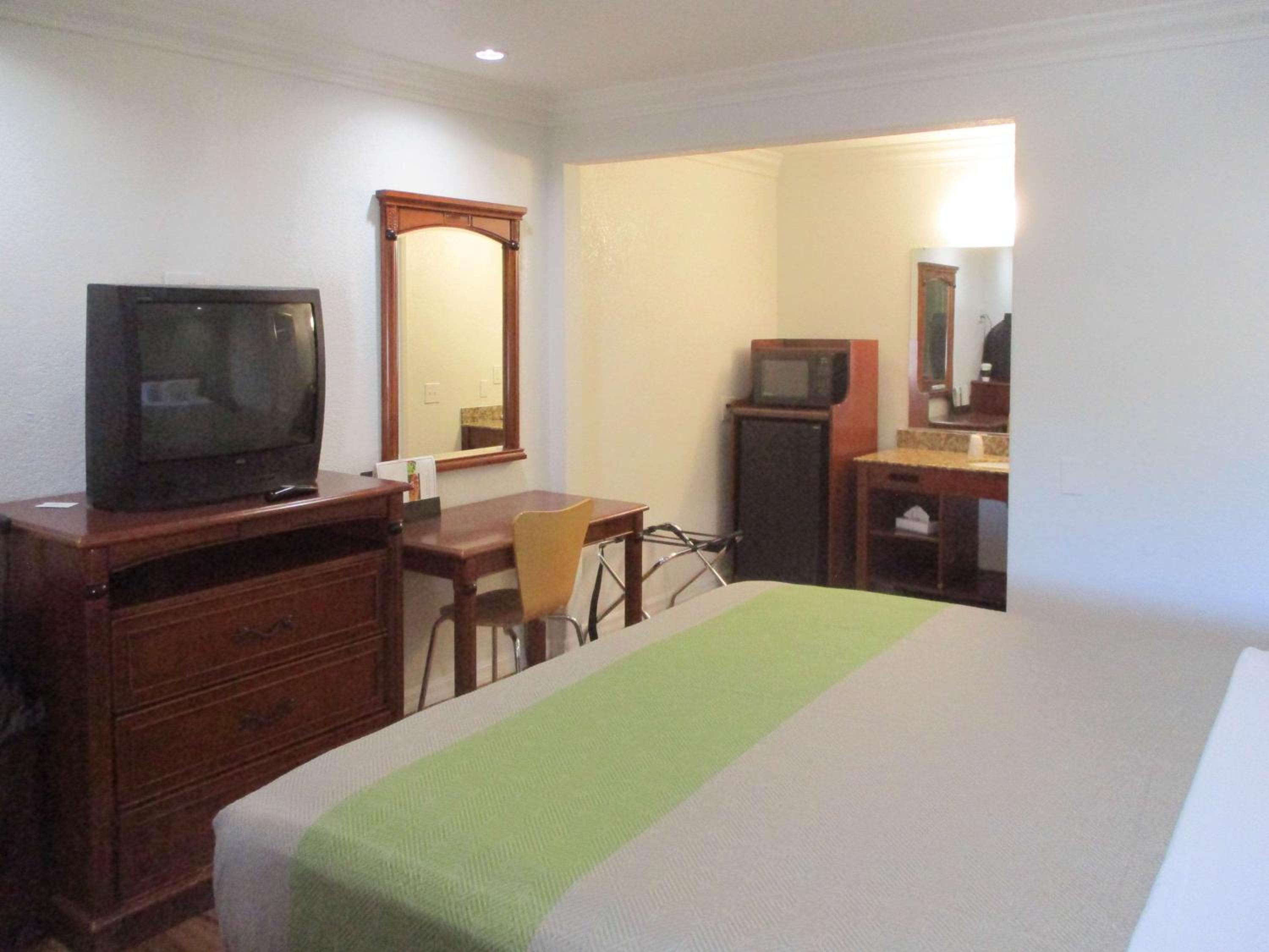 Deluxe King Room - Non-Smoking - Photo 3