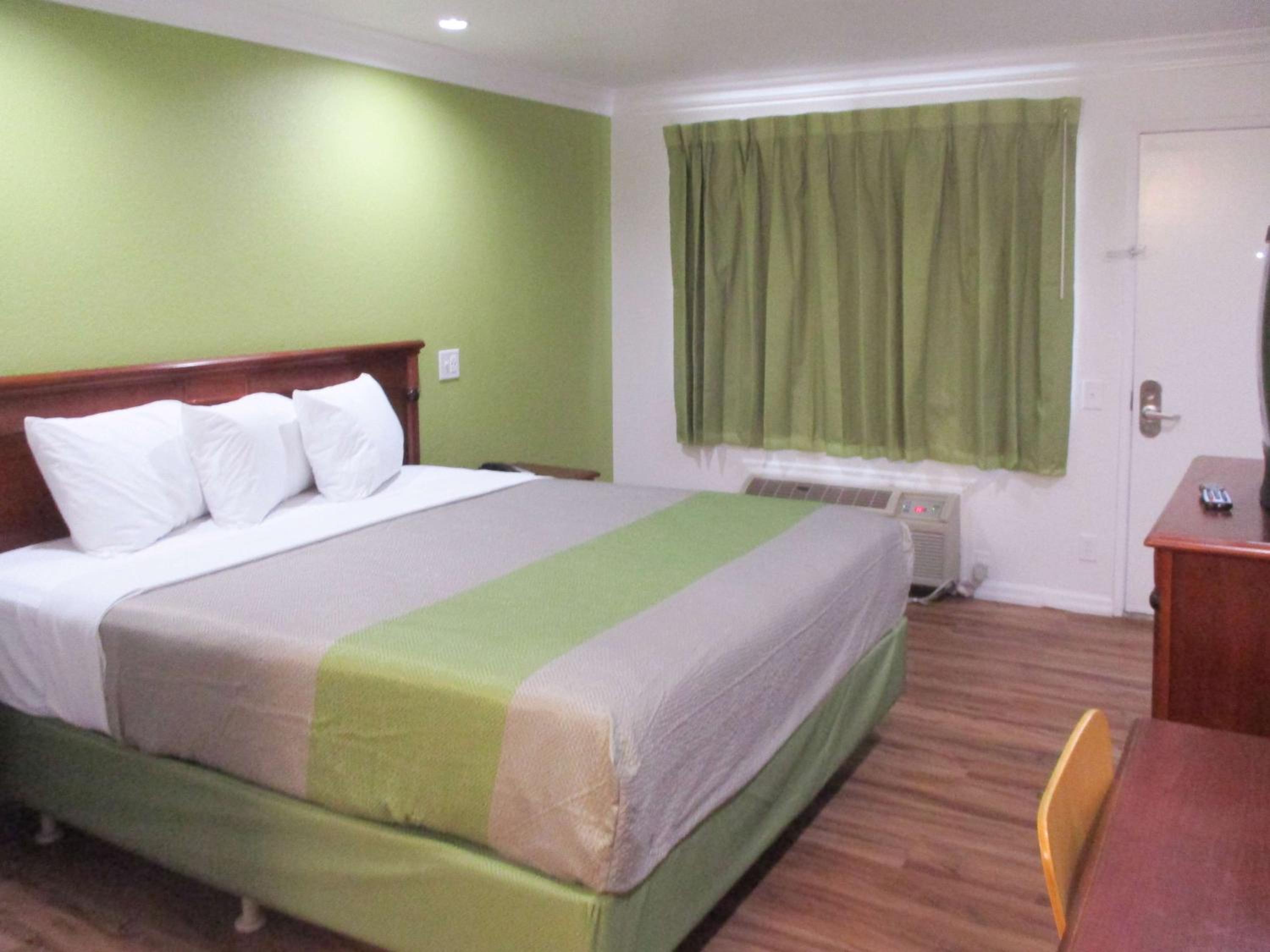 Deluxe King Room - Non-Smoking - Photo 4