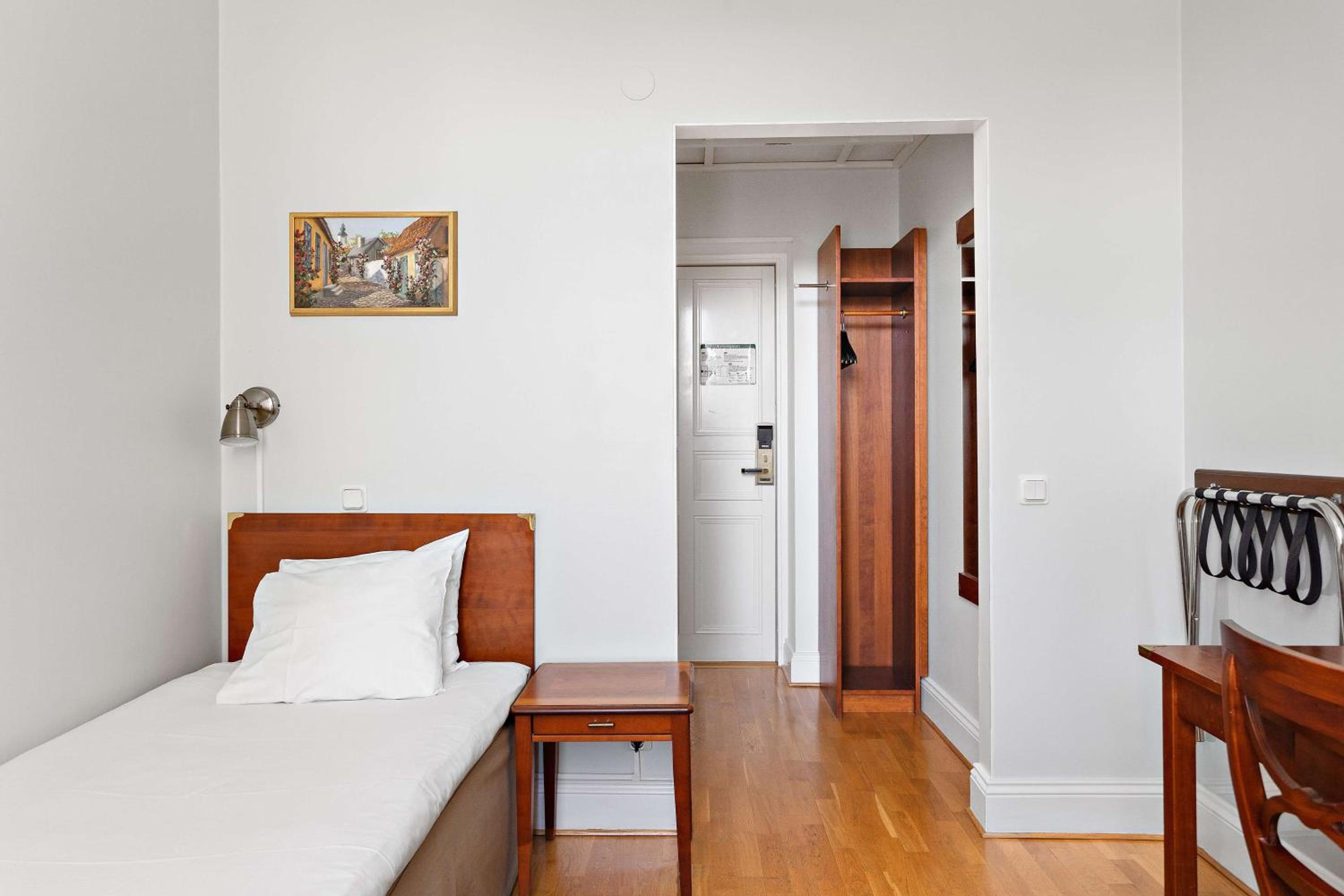 Standard Single Room with Single Bed - Non-Smoking photo 2