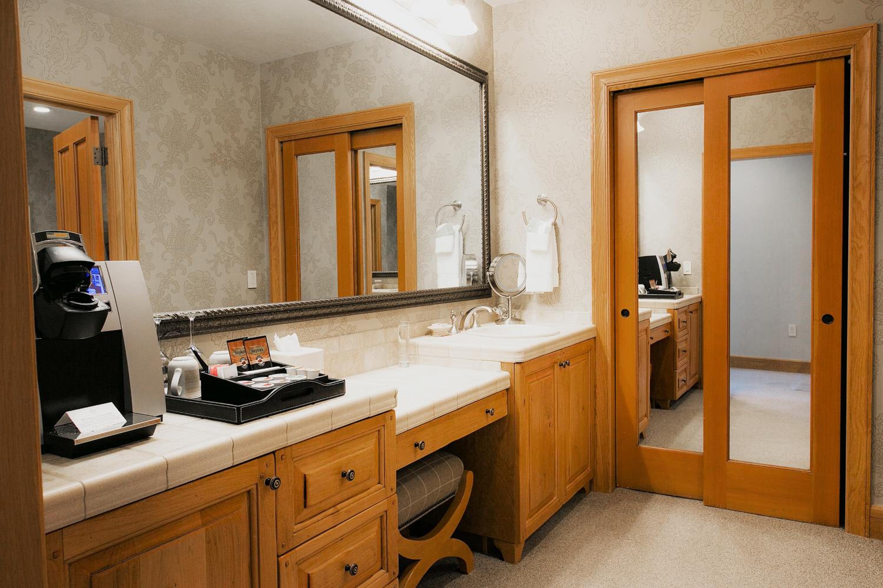Premium Luxury One Bedroom with Hot Tub - Photo 5