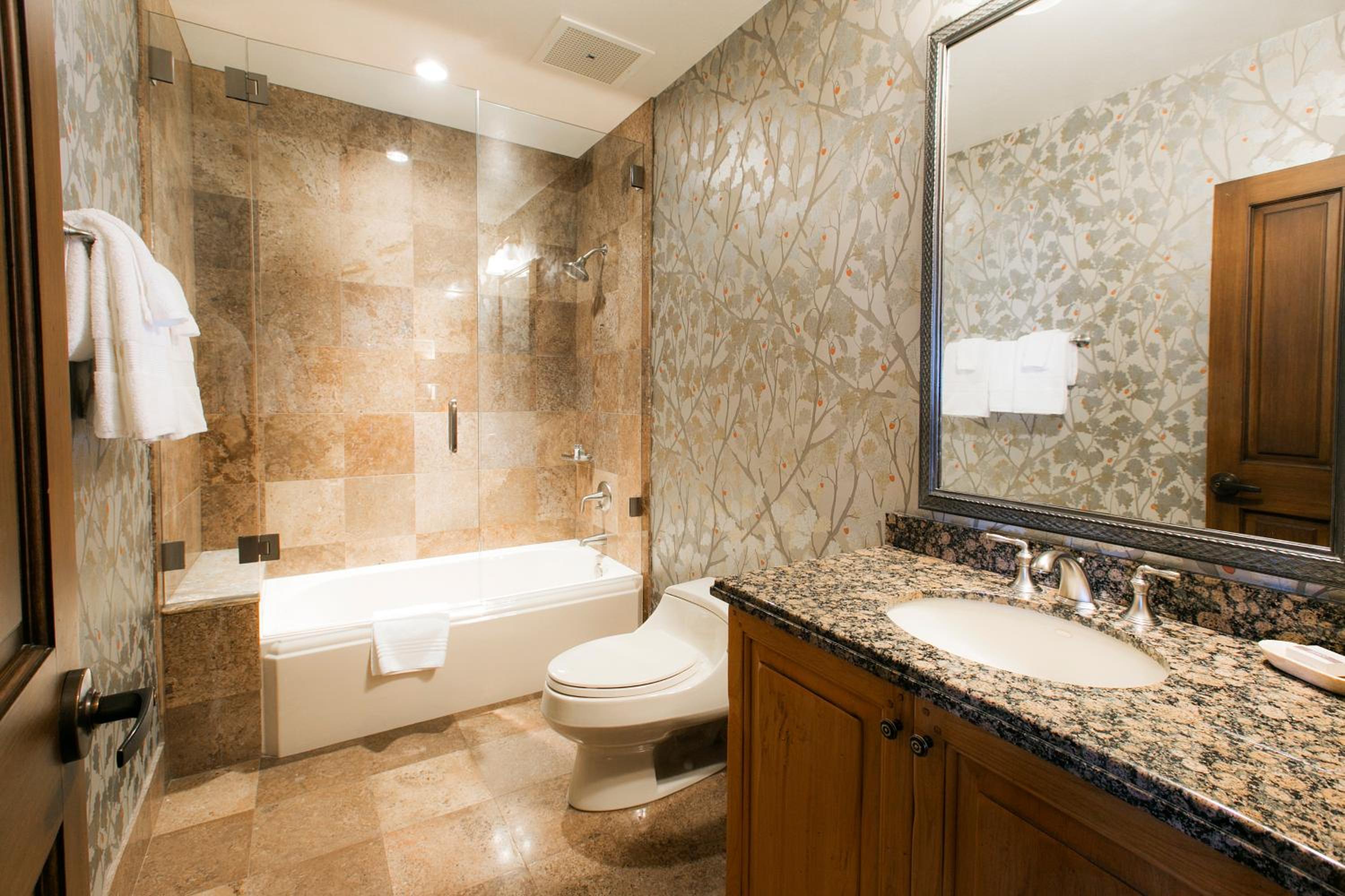 Premium Luxury One Bedroom with Hot Tub - Photo 3