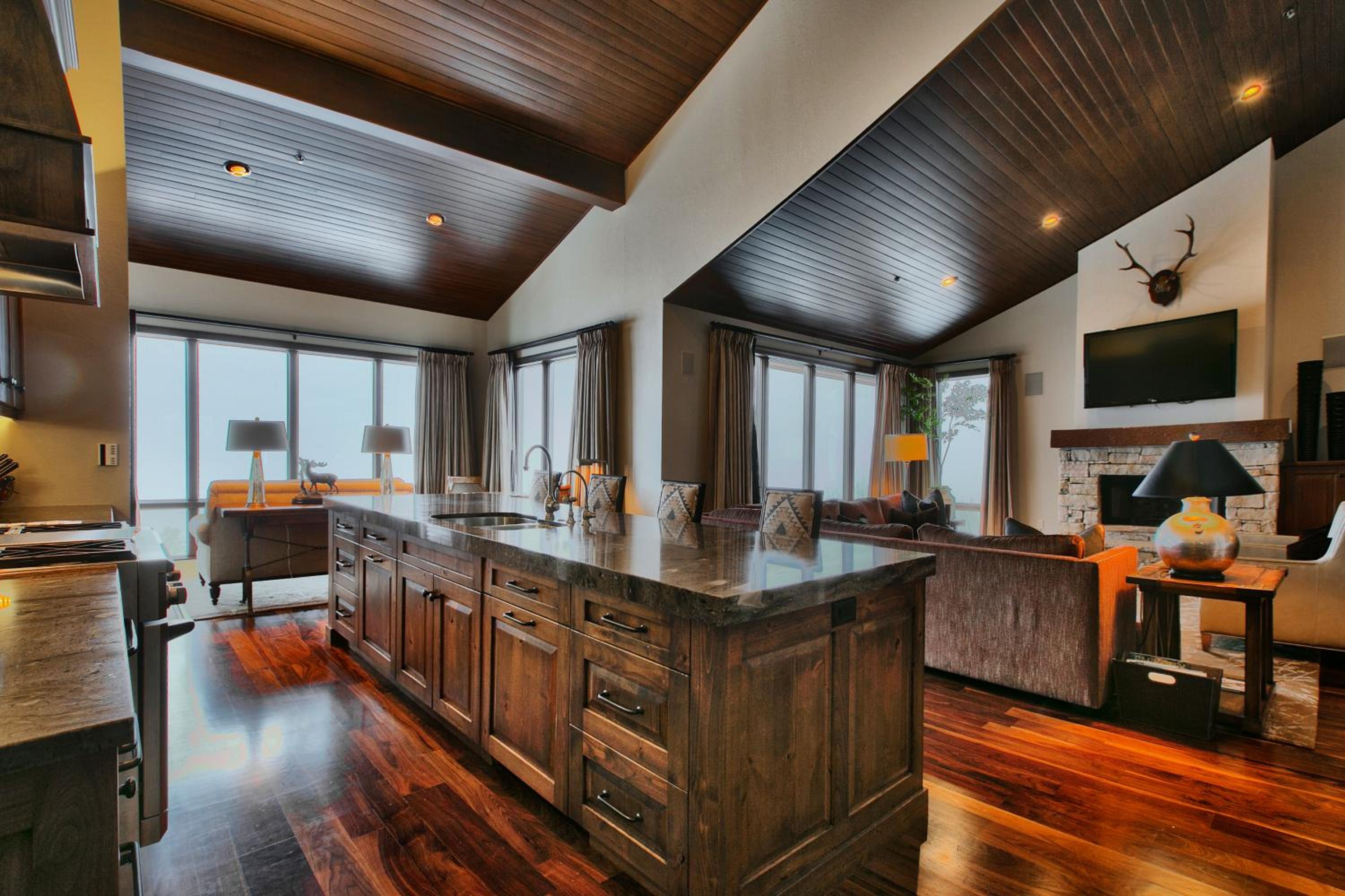 Premium Luxury One Bedroom with Hot Tub - Photo 9