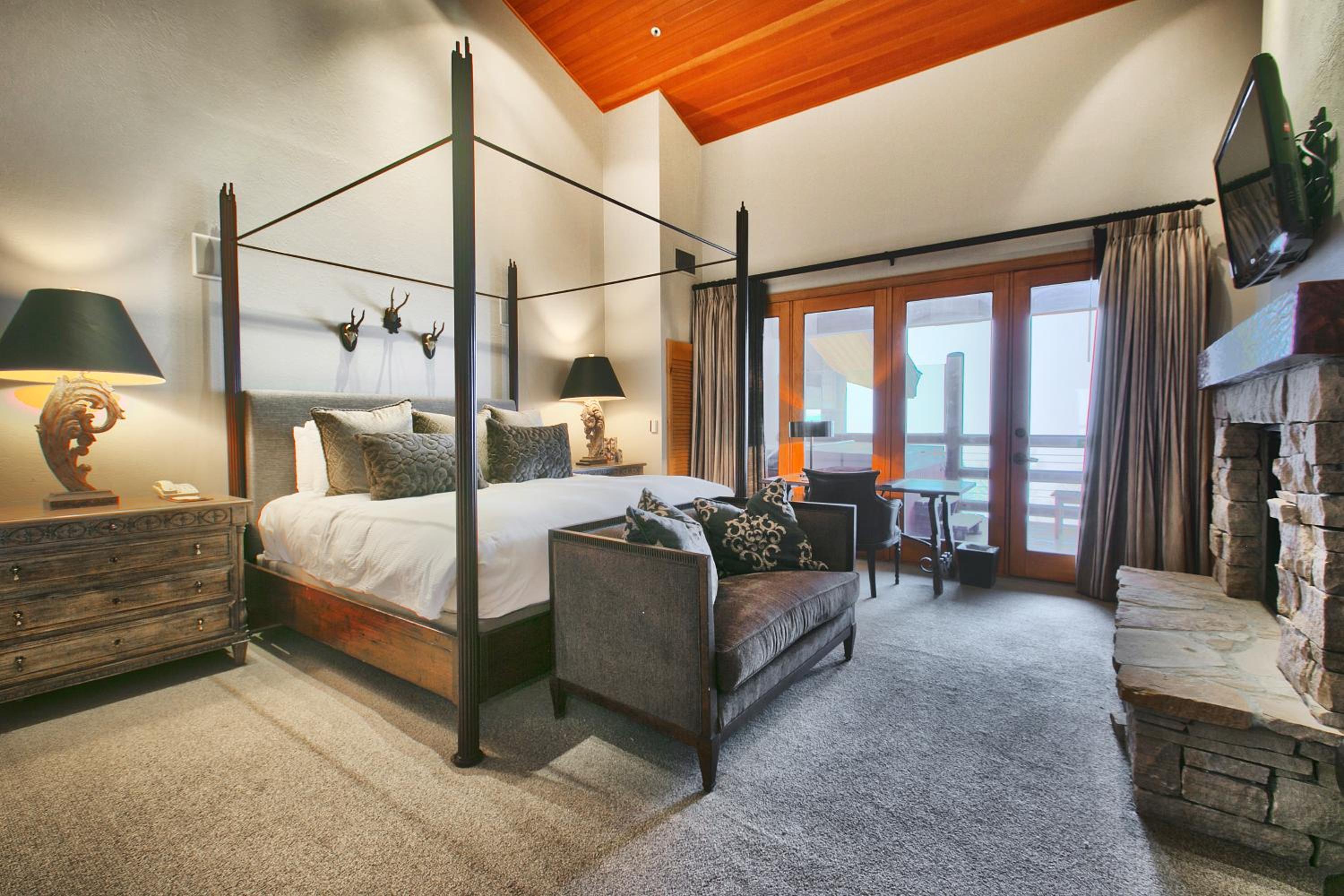 Premium Luxury One Bedroom with Hot Tub - Photo 6