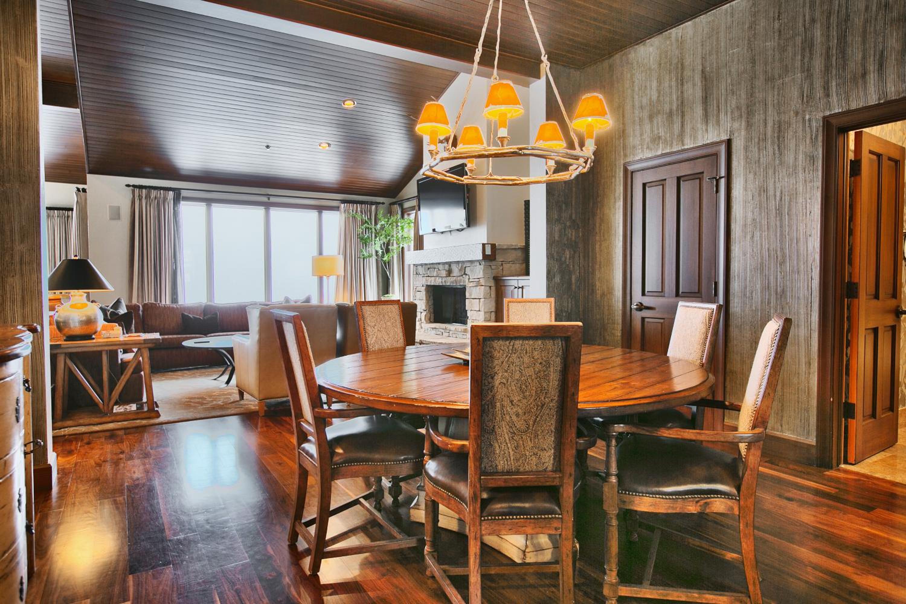 Premium Luxury One Bedroom with Hot Tub - Photo 7