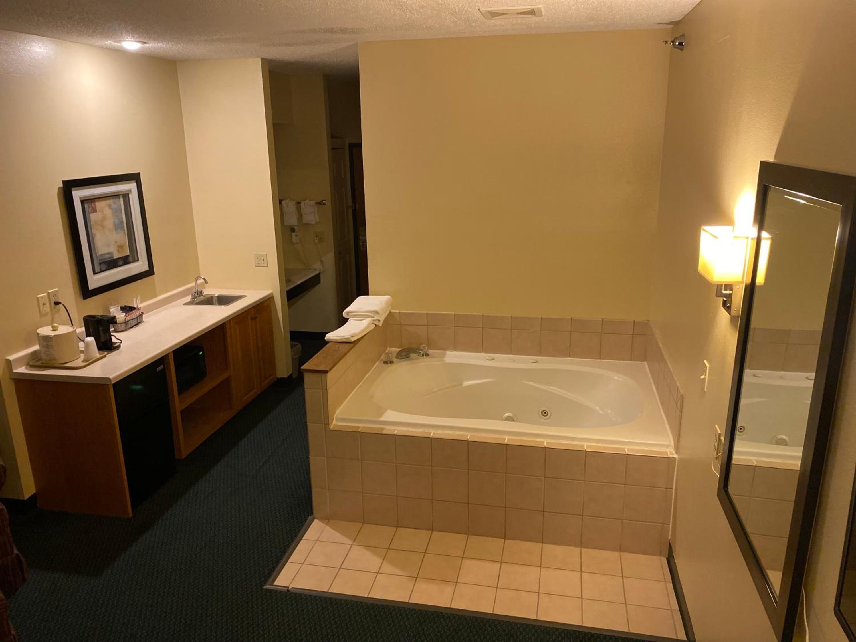 King Suite with Spa Bath - Photo 7