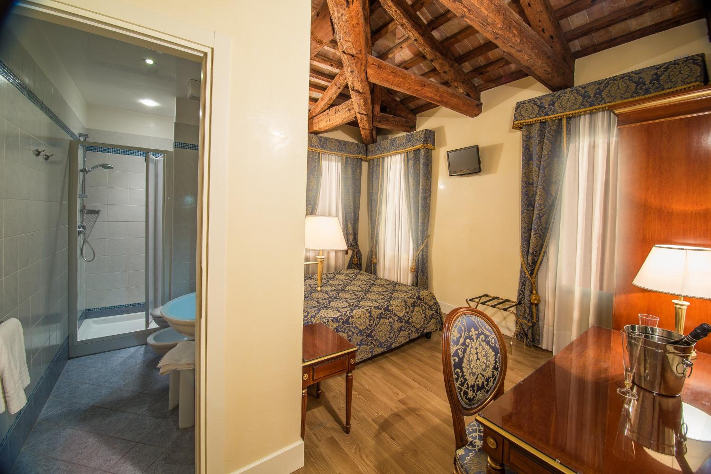 Deluxe Double Room with Canal View photo 3