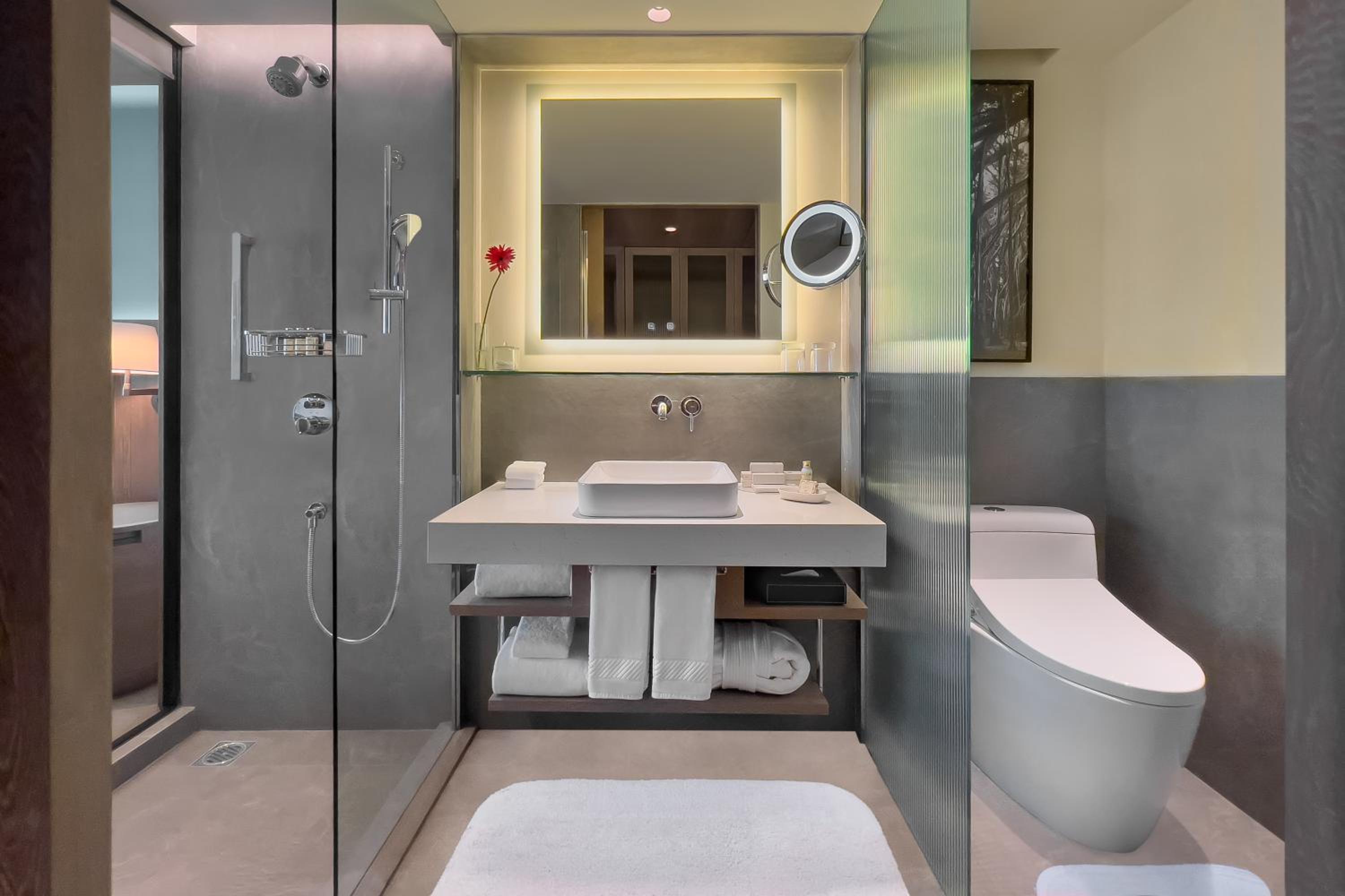 Executive Room thumbnail 5