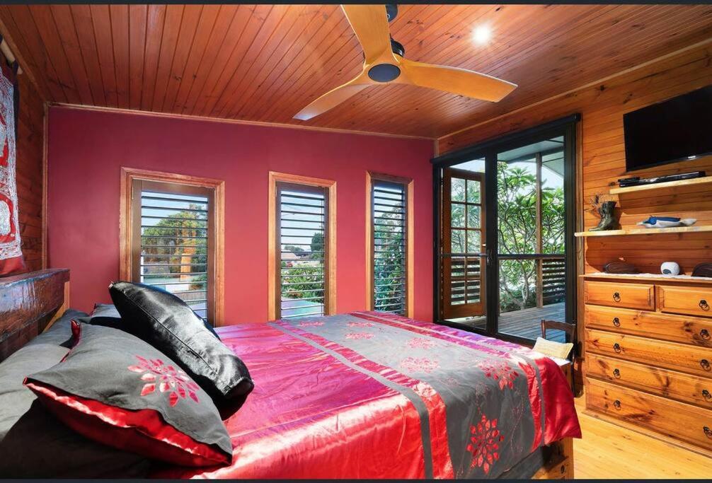 Five-Bedroom House photo 1