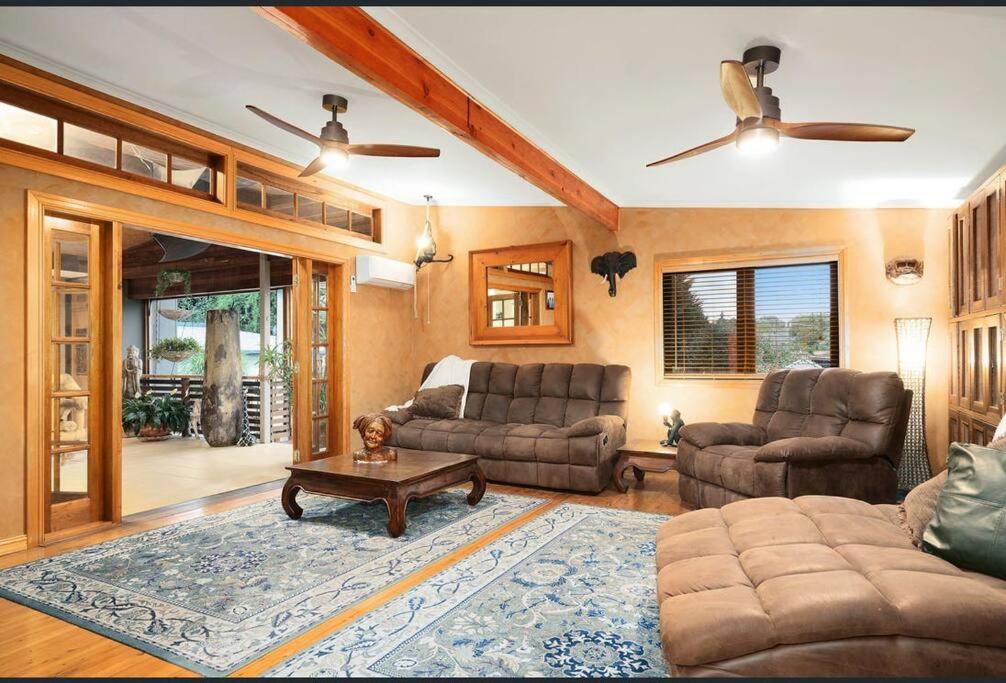 Five-Bedroom House photo 3