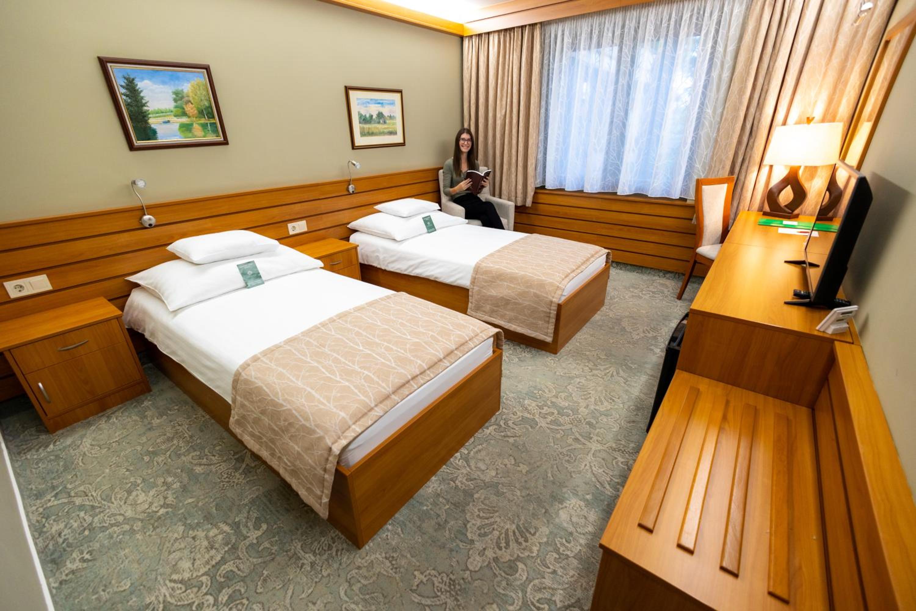 Standard Twin Room photo 3